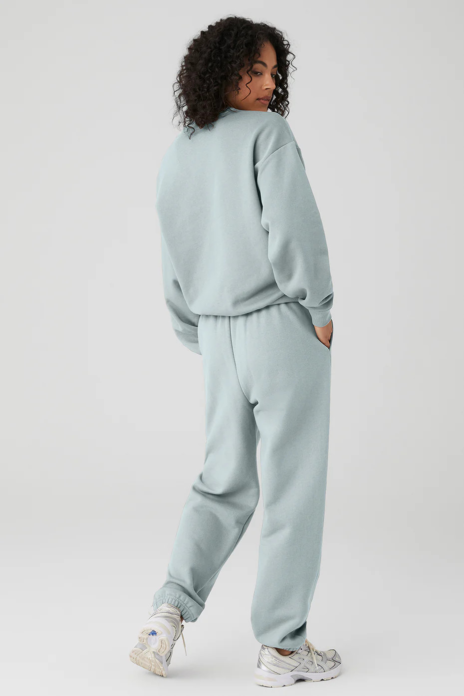 Accolade Crew Neck Pullover & Accolade Sweatpant Set | Alo Yoga (US)