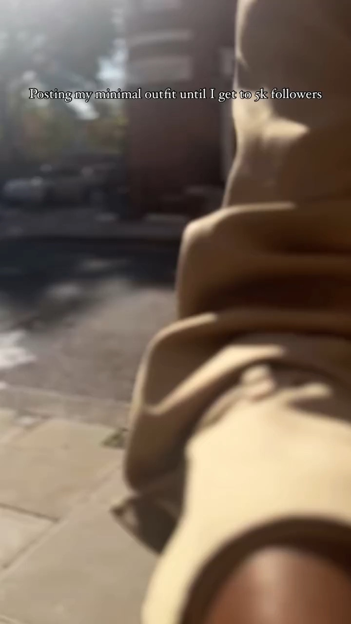 🤯🤯🤯🤯 Follow @mo.the.rose for more fashion content 🌹

Trench coat: @burberry 
T-shirt: @weekdayofficial 
Jeans: @hm 
Shoes: @clarksoriginals 
Bag: thrifted
Sunnies: @freepeople 

#modestfashion #minimalist #ootdfashion #ootd #everydaystyle #pinterestgirl #autumnvibes #autumnstyle