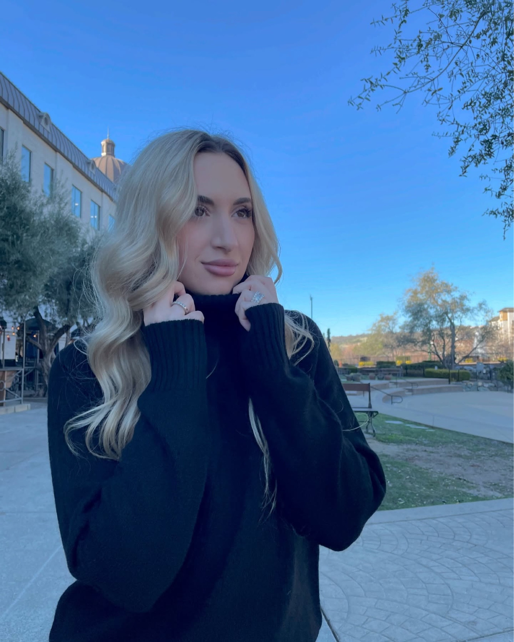 Yak and Yap 💋💁‍♀️ wearing my 100% Yak Wool Turtleneck Sweater 🖤 size small 

This is soooo comfy! Keeps me warm and the natural fibers are so soft 😍

Use code : INFG-25BLESSEDLIFE10✅ to save on @onequince 

#quince @quinceirl #onequince #quincepartner #sustainablefashion #sustainablefabrics #cleanfabrics #naturalfabrics #naturalfibers