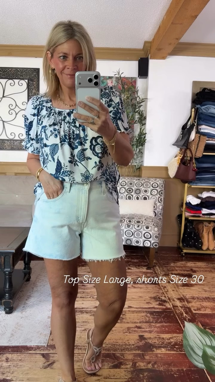 Top Size Large, shorts Size 30

#LTKSaleAlert #LTKMidsize #LTKOver40