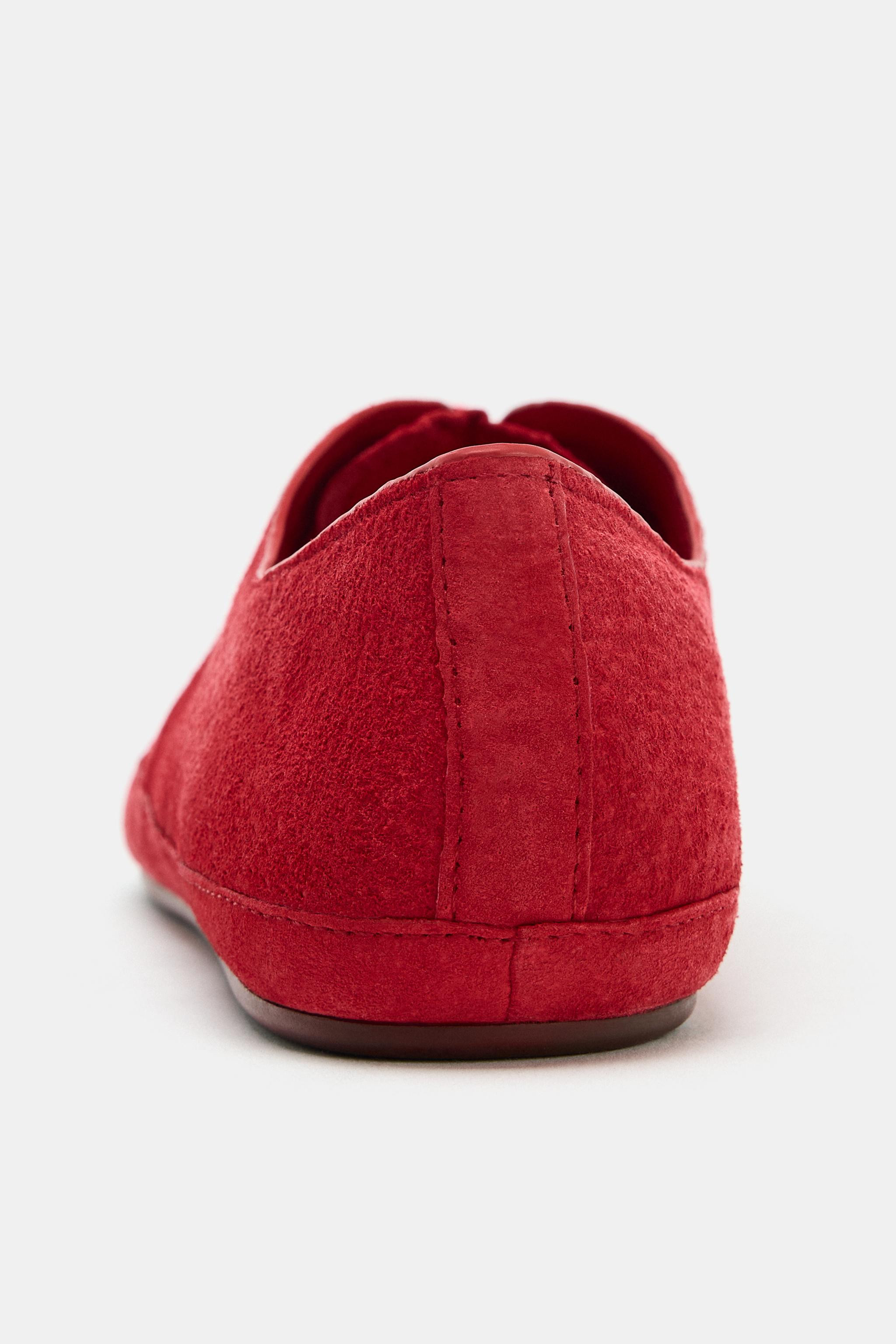 Leather derby style sneakers. Topstitching on the body. Lace-up closure. Rounded toe.Sole height:... | Zara US