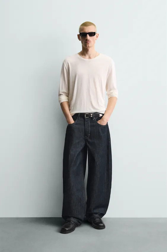 Relaxed fit from the hip, slightly tapering at the hem. Mid-rise. Rigid fabric.Balloon fit jeans ... | Zara US