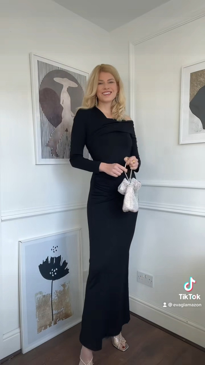 The perfect festive dress! #christmasoutfits #festivelooks 

#LTKeurope