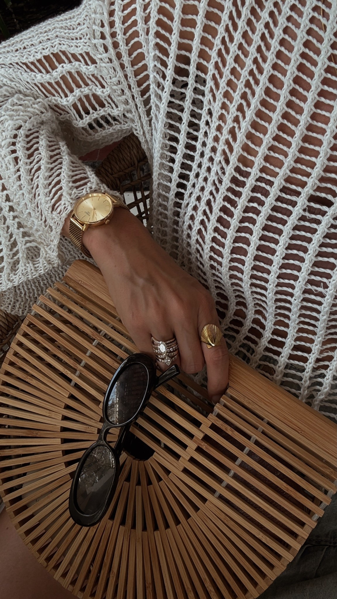 Summer accessory stack 🐚 Between the shell ring, my go-to gold watch, and this woven bag that goes with everything - these are the accessories I keep reaching for this summer.