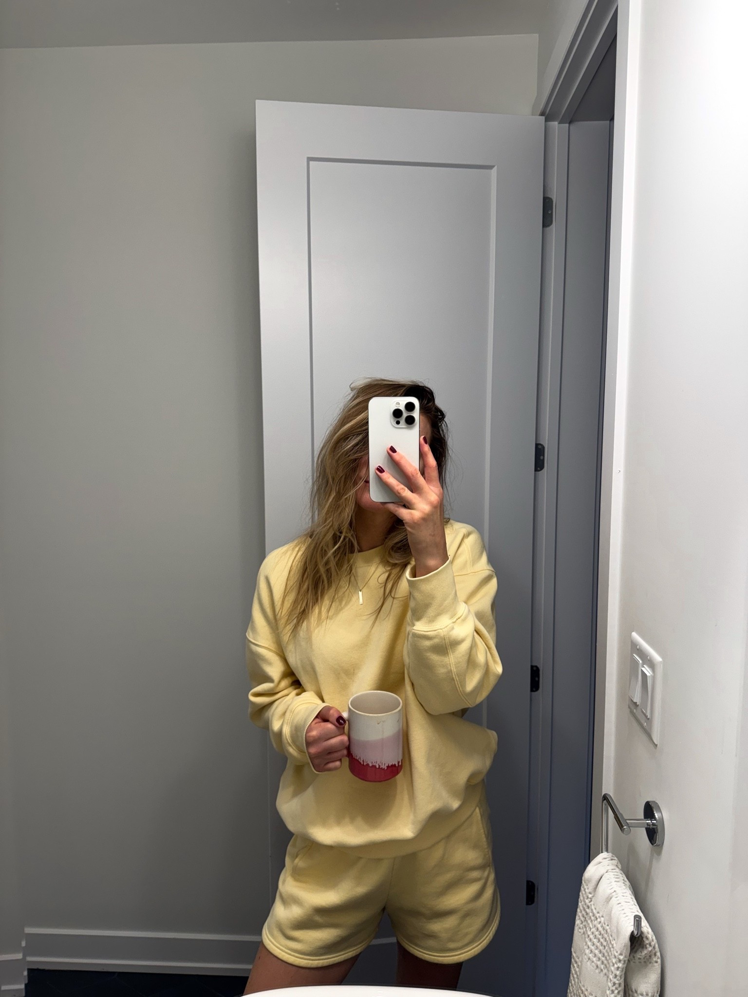 Shorts sweatsuit sweat set (yellow, pink, grey, black, brown)
Sweat shorts & sweatshirt in size medium