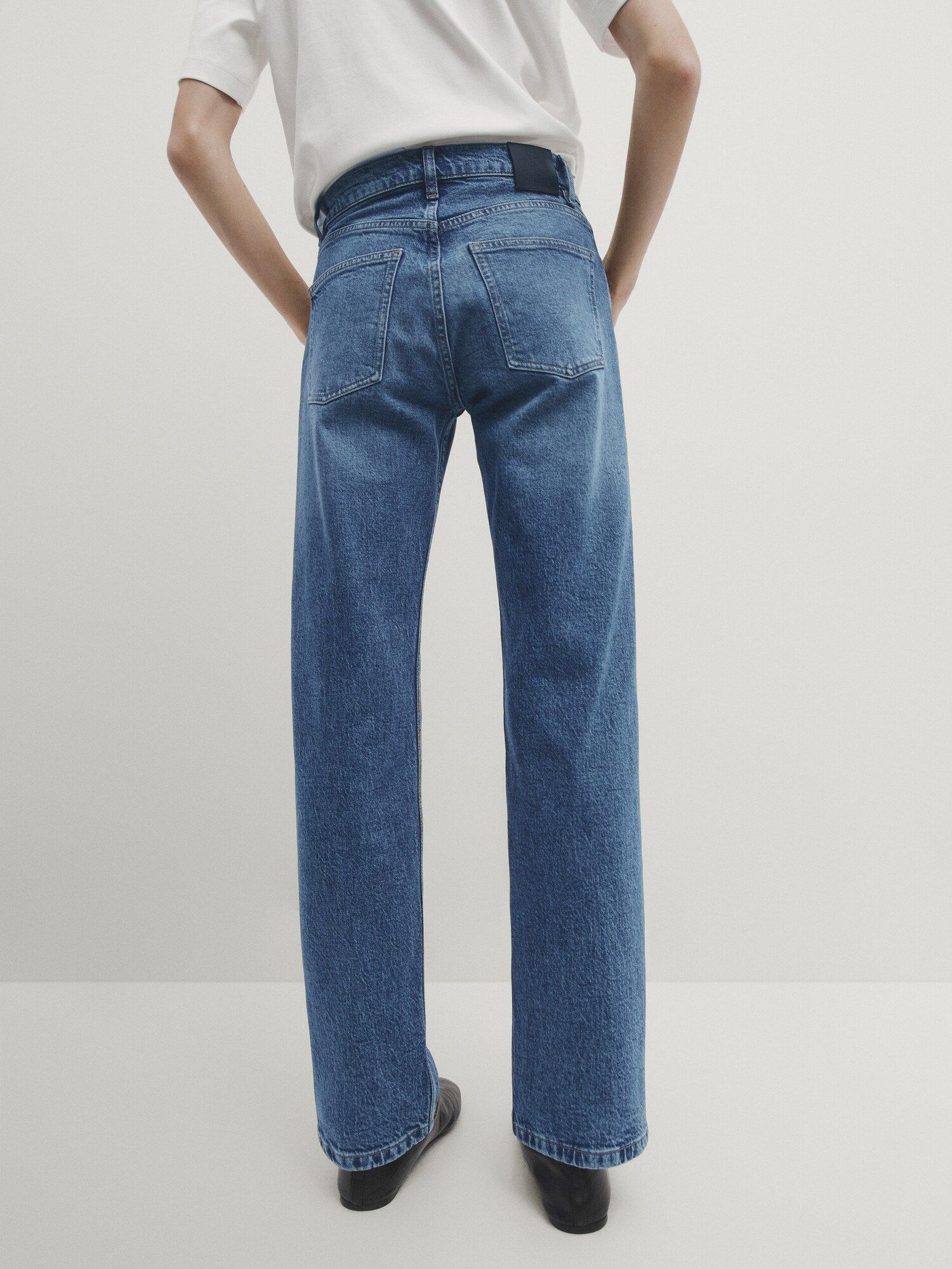 Bequeme Jeans mit geradem Schnitt und halbhohem Bund | Massimo Dutti DE