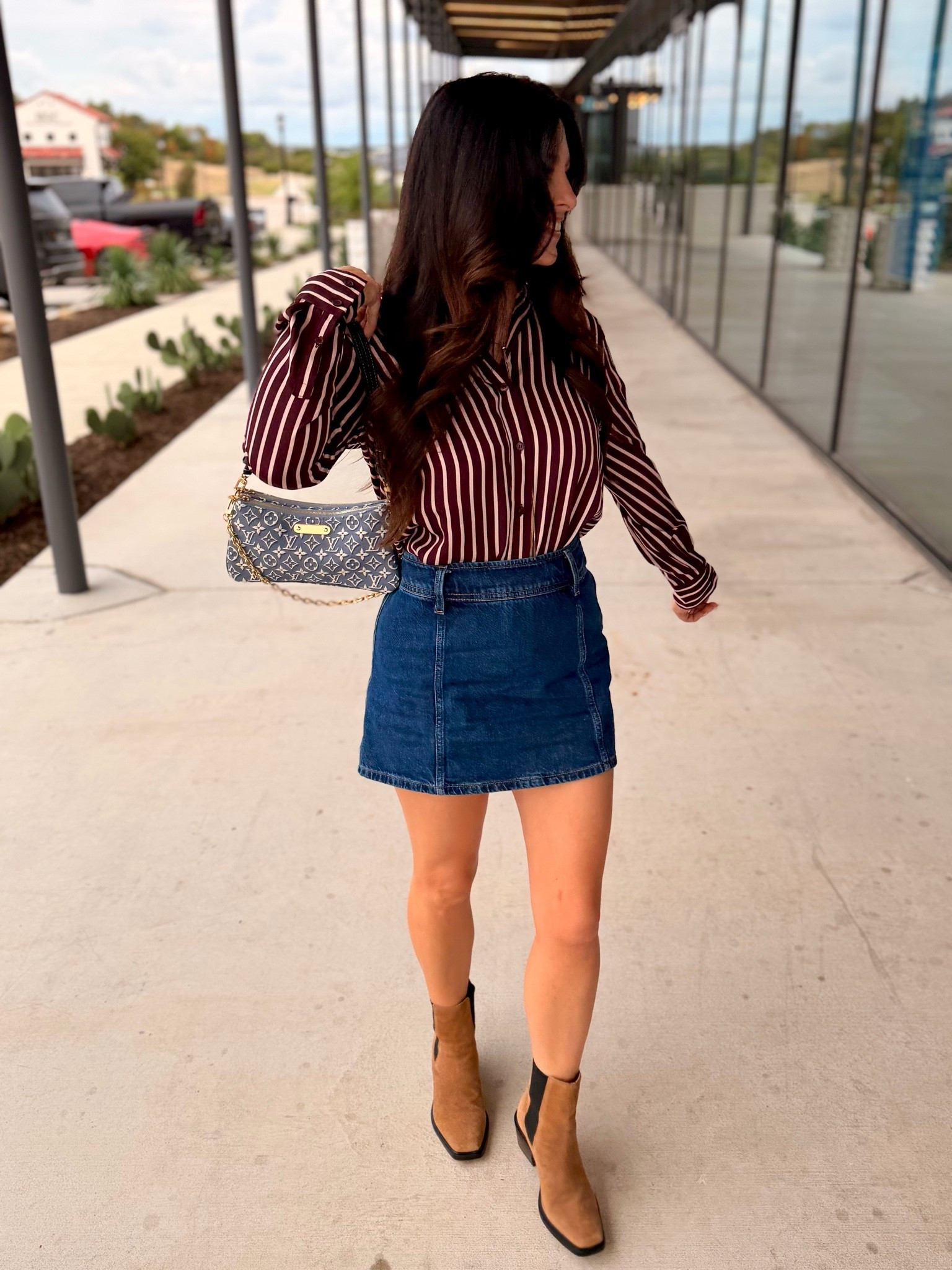 Date night looks #denimskirt fall transition #denimhandbag