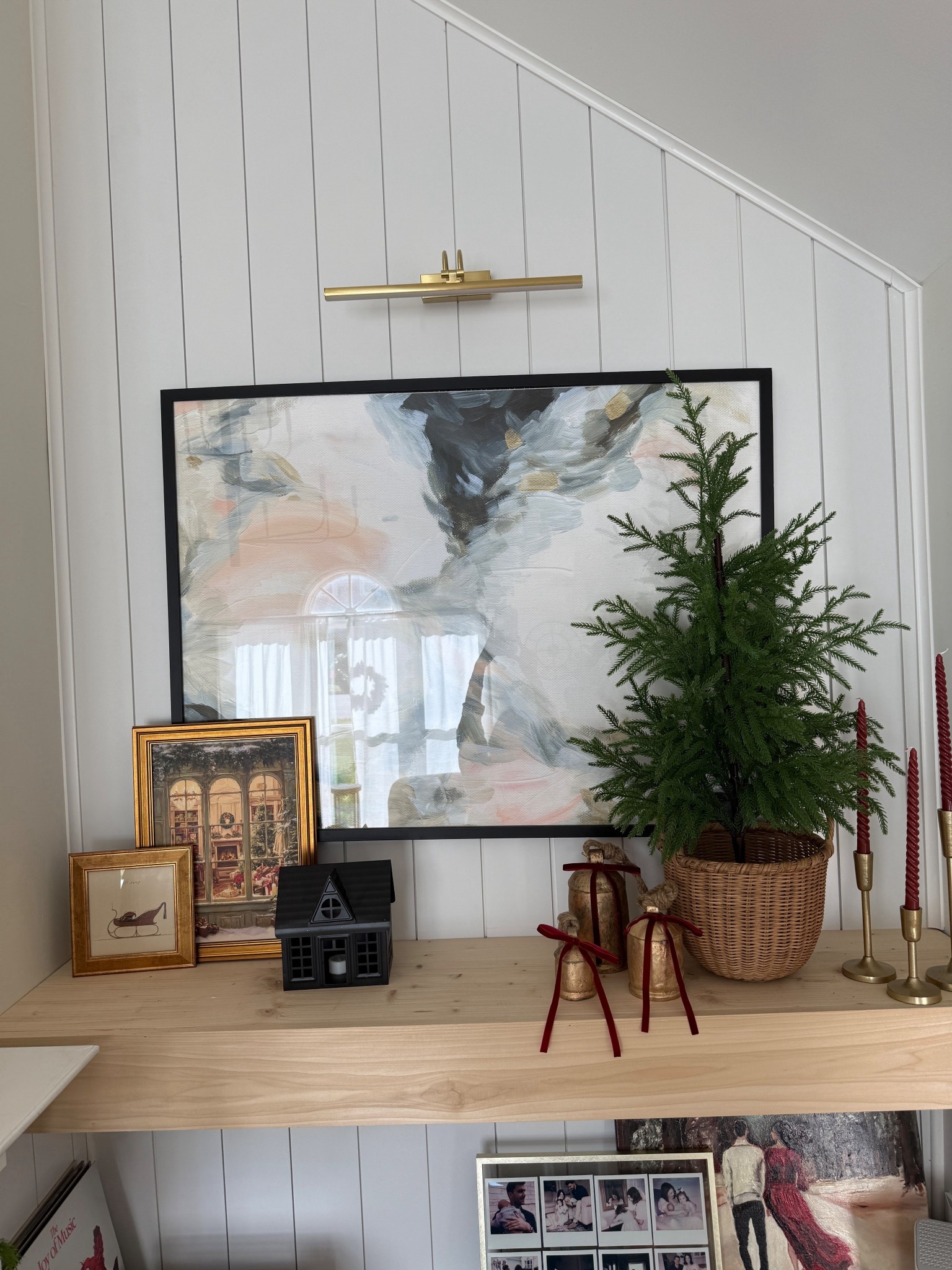 Christmas decor // living room // home decor 

#LTKHome #LTKSeasonal #LTKHoliday