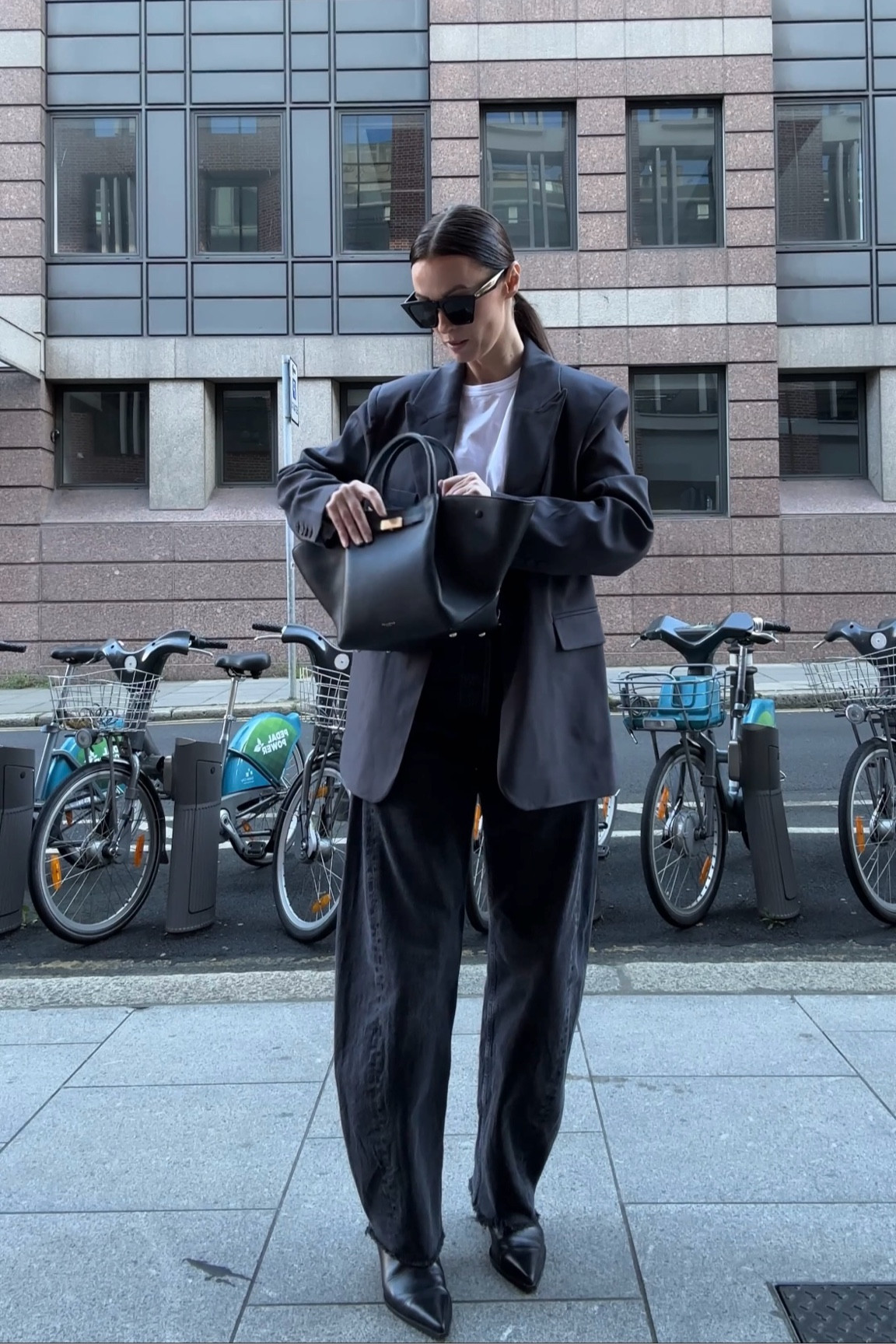 Forever a blazer and jeans girl

Women fashion, style inspiration, ways to wear, grey blazer, barrel leg jeans, white tshirt, outfit inspiration 

#LTKstyletip #LTKautumn #LTKeurope