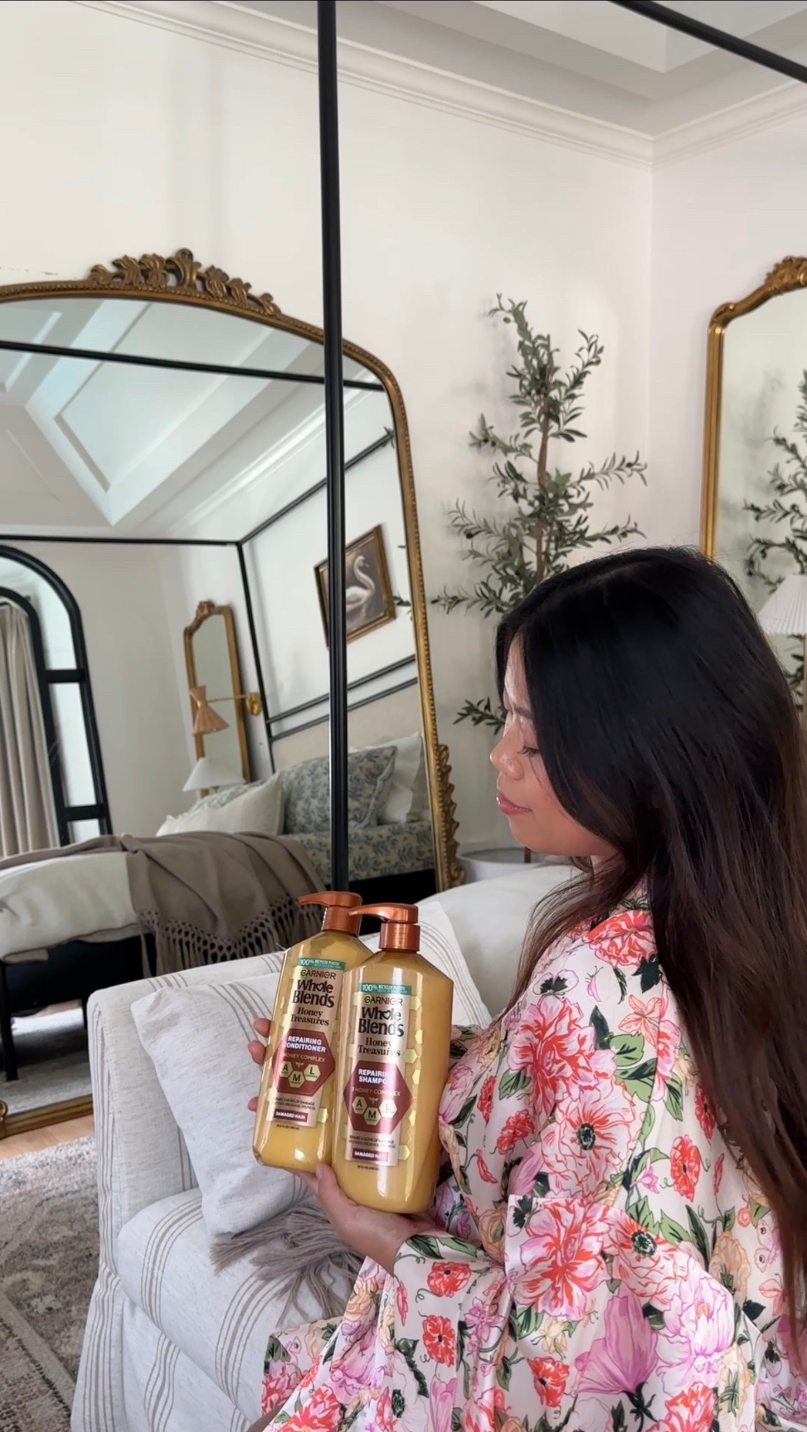 #ad @garnierusa @target #garnierpartner #GarnierWholeBlends #targetstyle #targetpartner #targe I've been using @garnierusa Whole Blends Honey Treasures for 2 months & have noticed a huge difference in my splitends, shine & overall hair health!