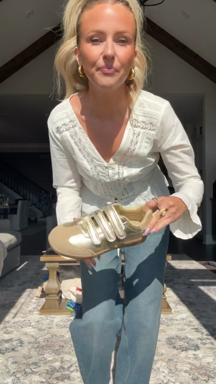 Wearing a size small top & 4 jeans! I’m 5’4” for height reference 💗 the perfect outfit from Target!