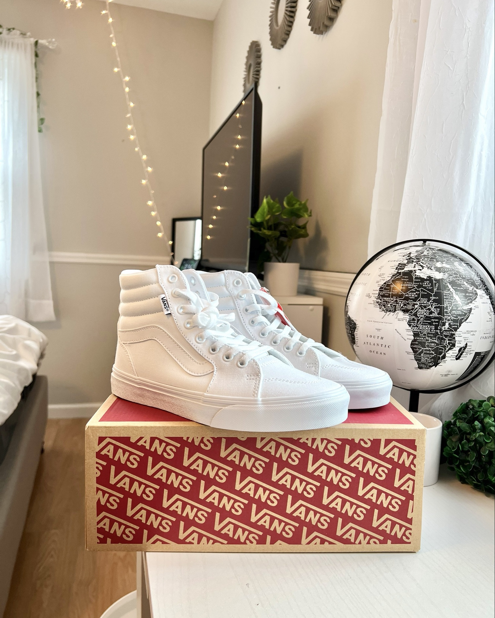 High Top Women’s Vans

Casual sneakers, white sneakers, women’s shoes, women’s fashion ideas, teen girl outfit, college girl outfit