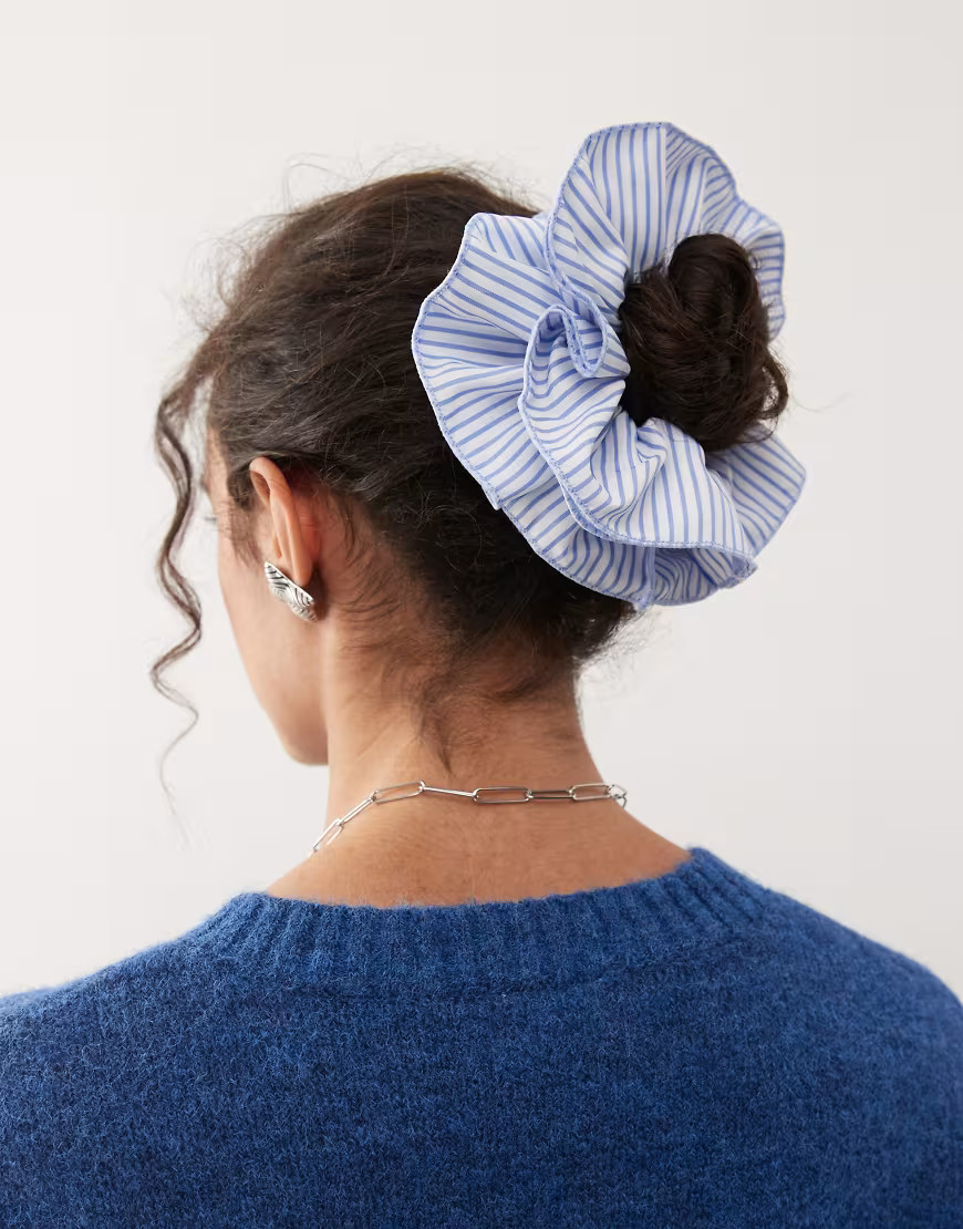 Reclaimed Vintage – Scrunchie in Weiß mit Nadelstreifen in Blau-Bunt | ASOS (Global)