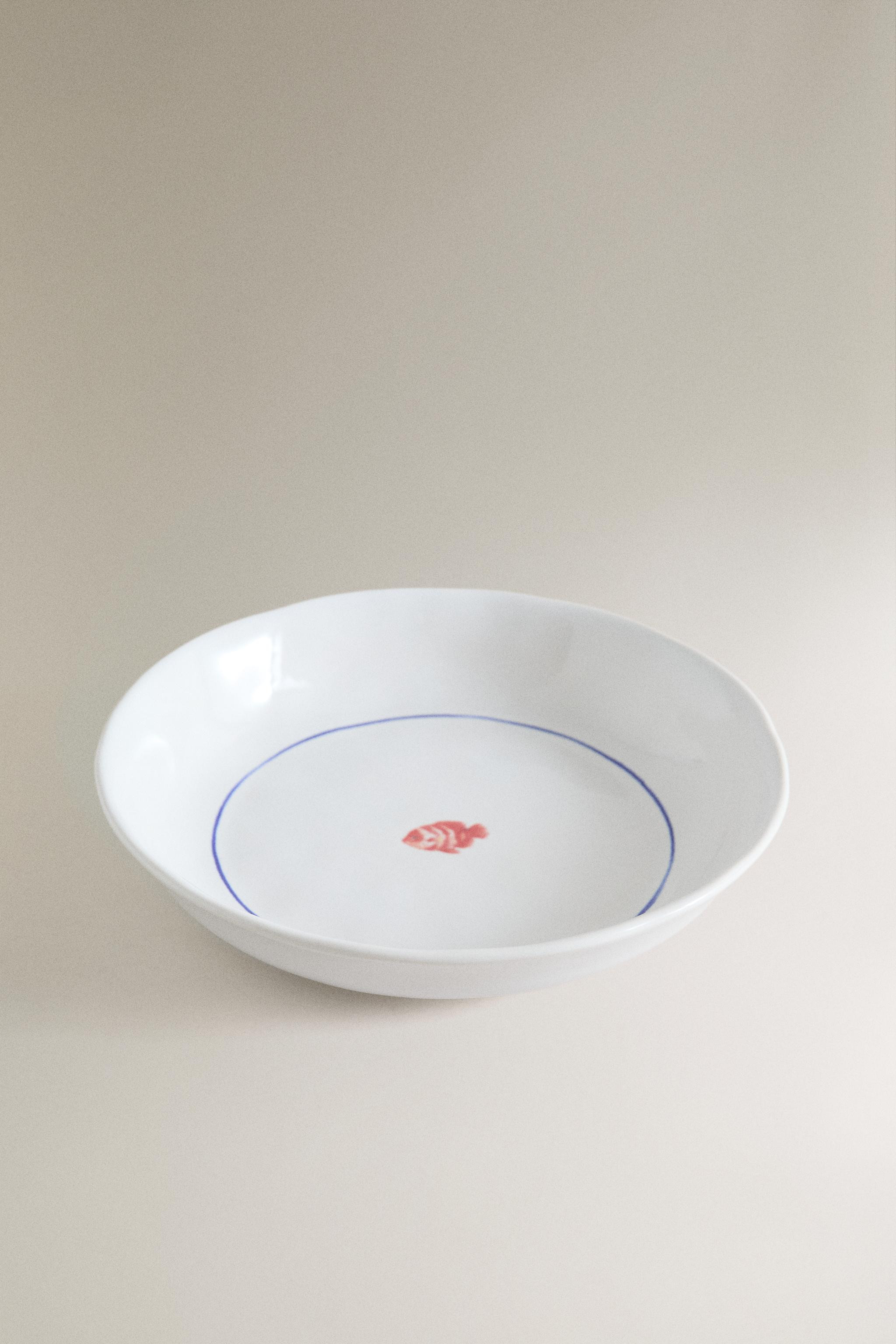 Soup plate made of stoneware with a blue-coloured rim. It features a decorative fish motif in the... | Zara UK
