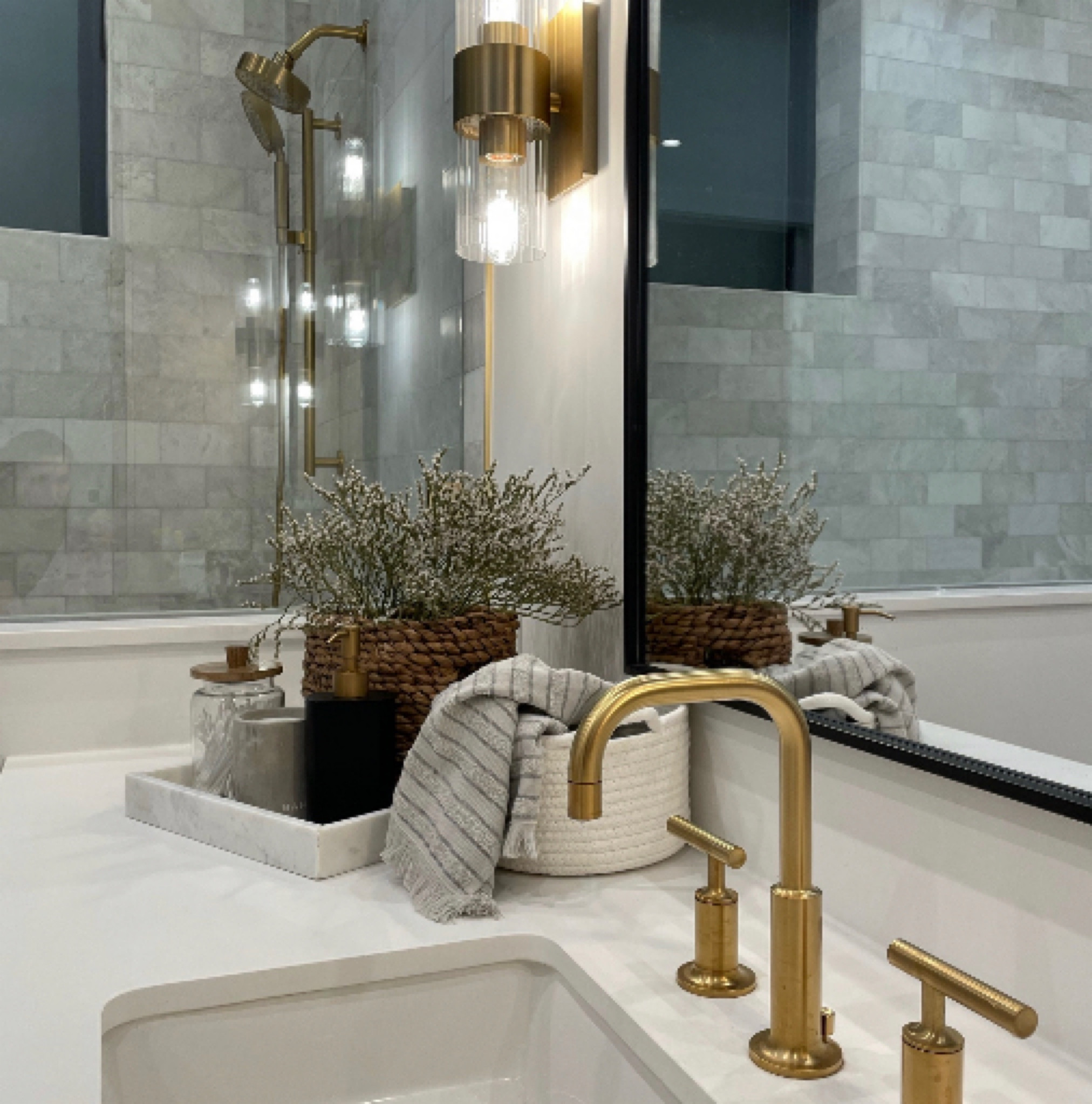 Spring bathroom refresh. Bathroom design. Neutral bathroom. Marble, brass, quartz. 

#spring #bathroom #ltkhome #kellerandoak #interiordesign 