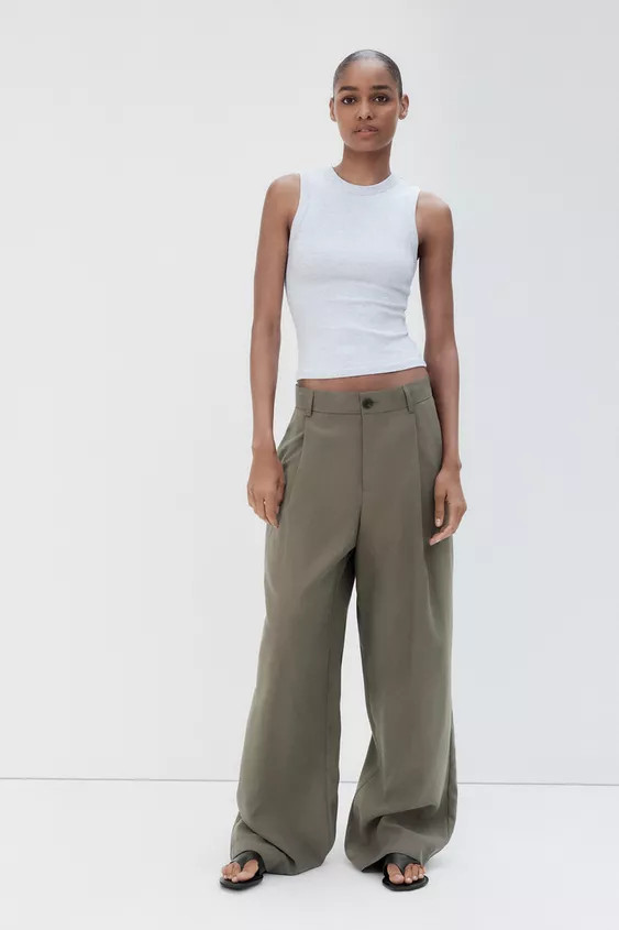 High-waisted pants with belt loops. Front pleat detail. Side pockets and back false welt pockets.... | Zara US