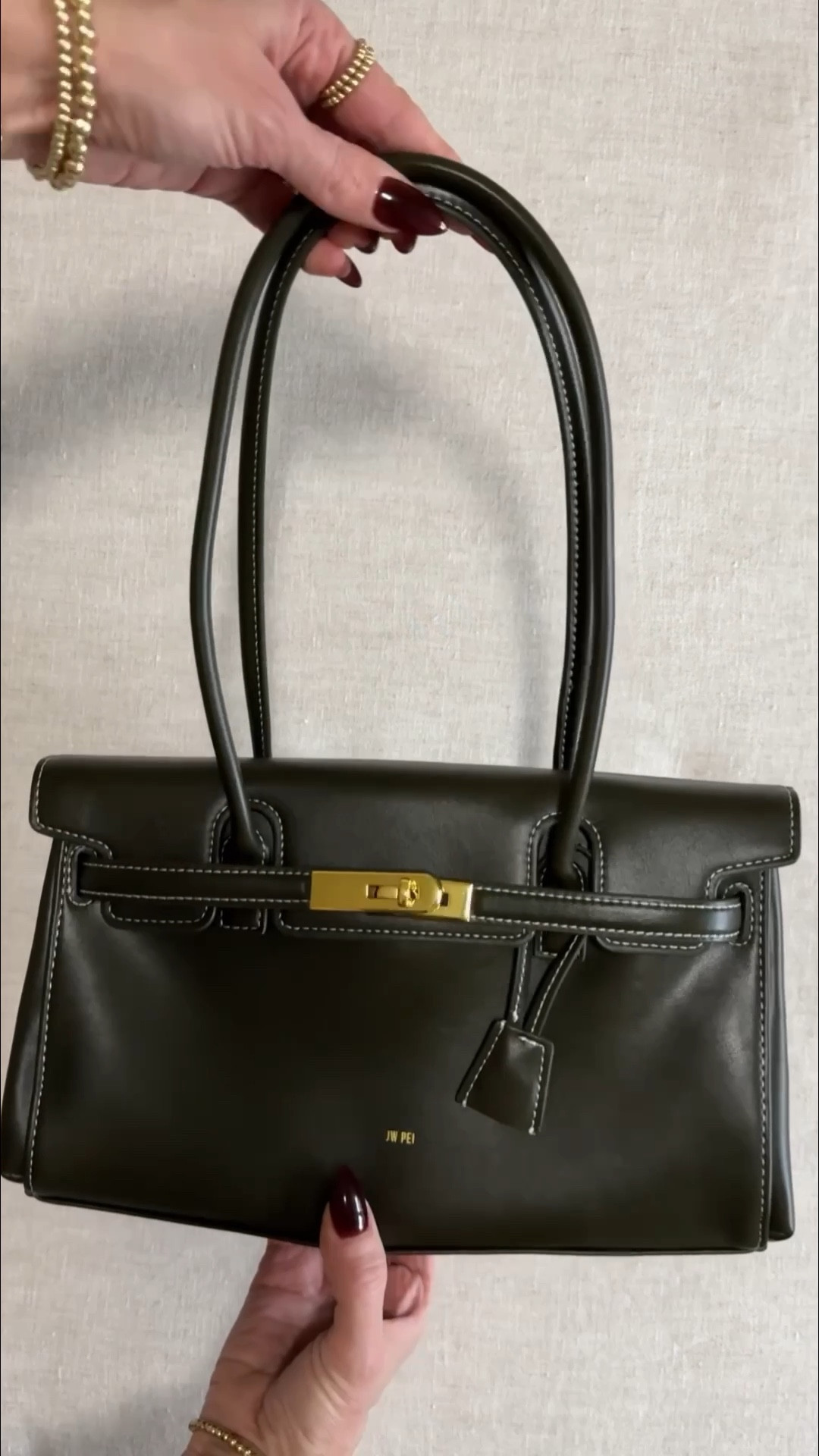 to be clear this is not a fake $30000 birkin bag.  it is clearly branded by jw pei.  it is 100 per cent inspired by the birkin etoupe 😌. but not everyone has 30 grand for a bag so it's ok 

#birkin #birkinetoupe #designerinspired