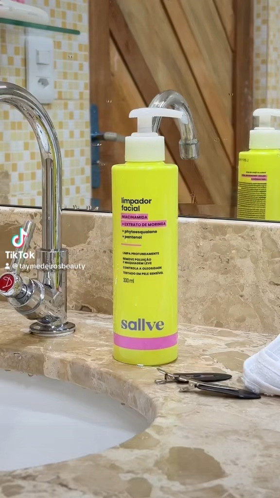 Minha rotina para começar o meu dia ☀️

✨ Limpador facial da Sallve: limpeza profunda, deixa a pele macia, sem repuxar, controla a oleosidade e não agride a barreira de proteção da pele.
✨ Vitamina c antioxidante hidratante: reduz a aparência de linhas finas de expressão, devolve o viço da pele, suaviza manchas no rosto, uniformiza a textura da pele, diminui o inchaço e as olheiras de cansaço, suaviza poros dilatados e reduz cravos.
✨ Protetor Solar com cor FPS60: alta proteção diária FPS 60 UVA/UVB PA++++, multi defesa contra danos pela luz azul, infravermelho e poluição, deixa o tom da pele uniforme
cobertura leve, toque seco e acabamento mate, reduz o brilho excessivo sem ressecar, ação antioxidante: previne os sinais do tempo e tem ação antiglicante: preserva o colágeno da pele.
✨ Corretivo L1020 Bruna tavares
✨ Balm Amora Shine da Nívea

#skincare #cuidadosdapele #nivea #linhabrunatavares #sallve #taymedeirosbeauty #relevante

#LTKgiftguide #LTKbeauty #LTKbrasil