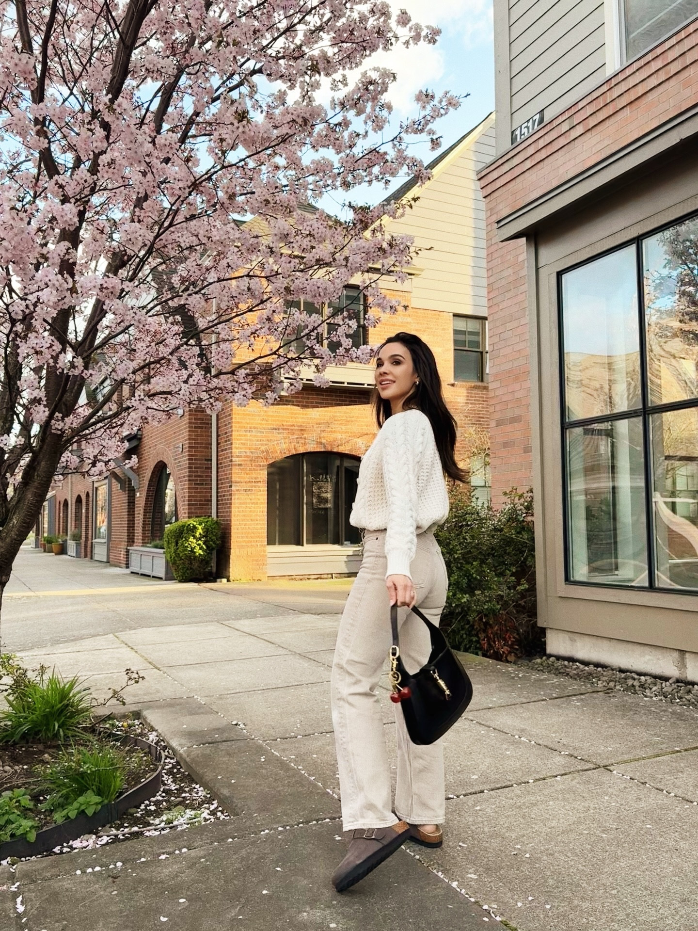 Zyrtec or Claritin? That is the question. 🙋🏽‍♀️ Anyone else having hay fever episodes right now? Either way, I still LOVE the afternoon walks and the evening drives despite my sniffles. 

If I didn’t already mention how COMFORTABLE my suede mules are, swipe to see them up close. They are perfect for my average width foot and run true to size. I love slipping them on easily when in and out of the house all day. The prettiest color too!
