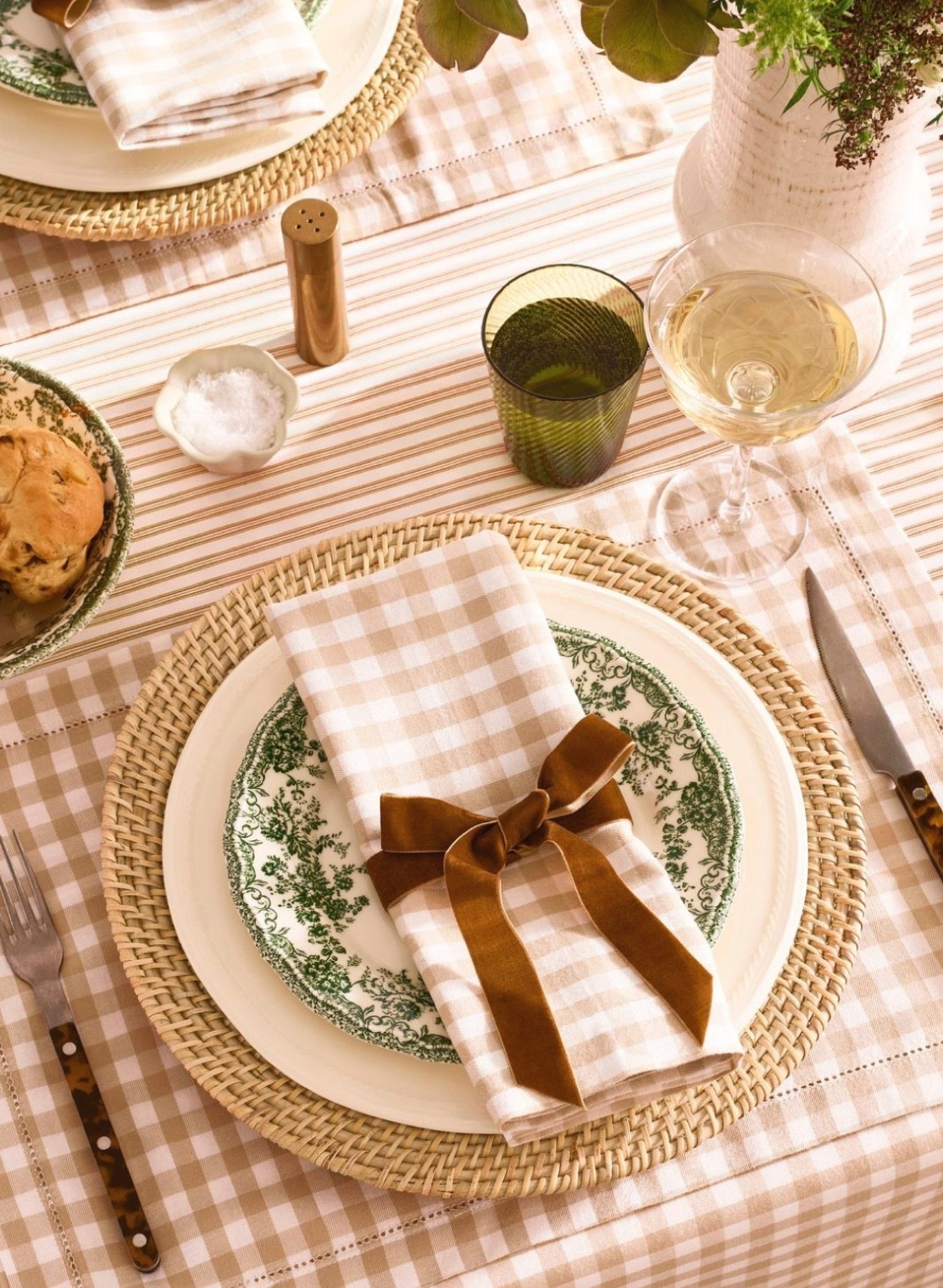 A dreamy Thanksgiving table!

#thanksgiving #thanksgivingtable #thanksgivingdecor #homedecor #tablescape

#LTKHome #LTKHoliday #LTKParties