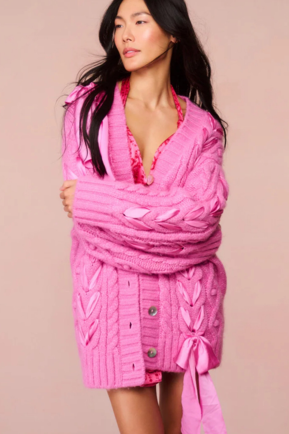 Kassius Alpaca-Blend Ribbon Cardigan

Living in the Kassius Cardigan. This sweater arrives with a trending boyfriend fit to keep you cozy and cute all winter long. The cardigan is designed from a cashmere wool blend with chunky Peruvian cable detailing and a beautiful charmeuse ribbon threaded throughout that ties into a sweet bow

#LTKWorkwear #LTKSeasonal #LTKGiftGuide