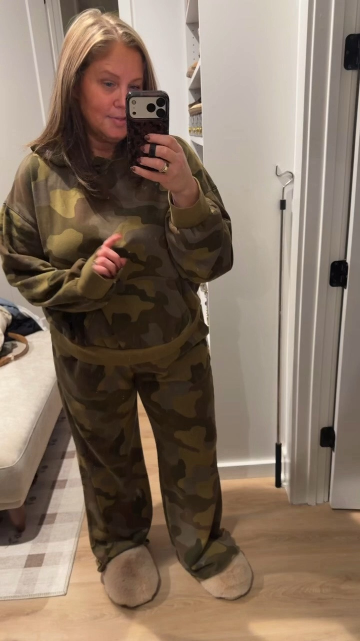 This set from @Walmart  is on sale! I’m wearing an XL in the top and a L in the bottoms. Slippers run TTS