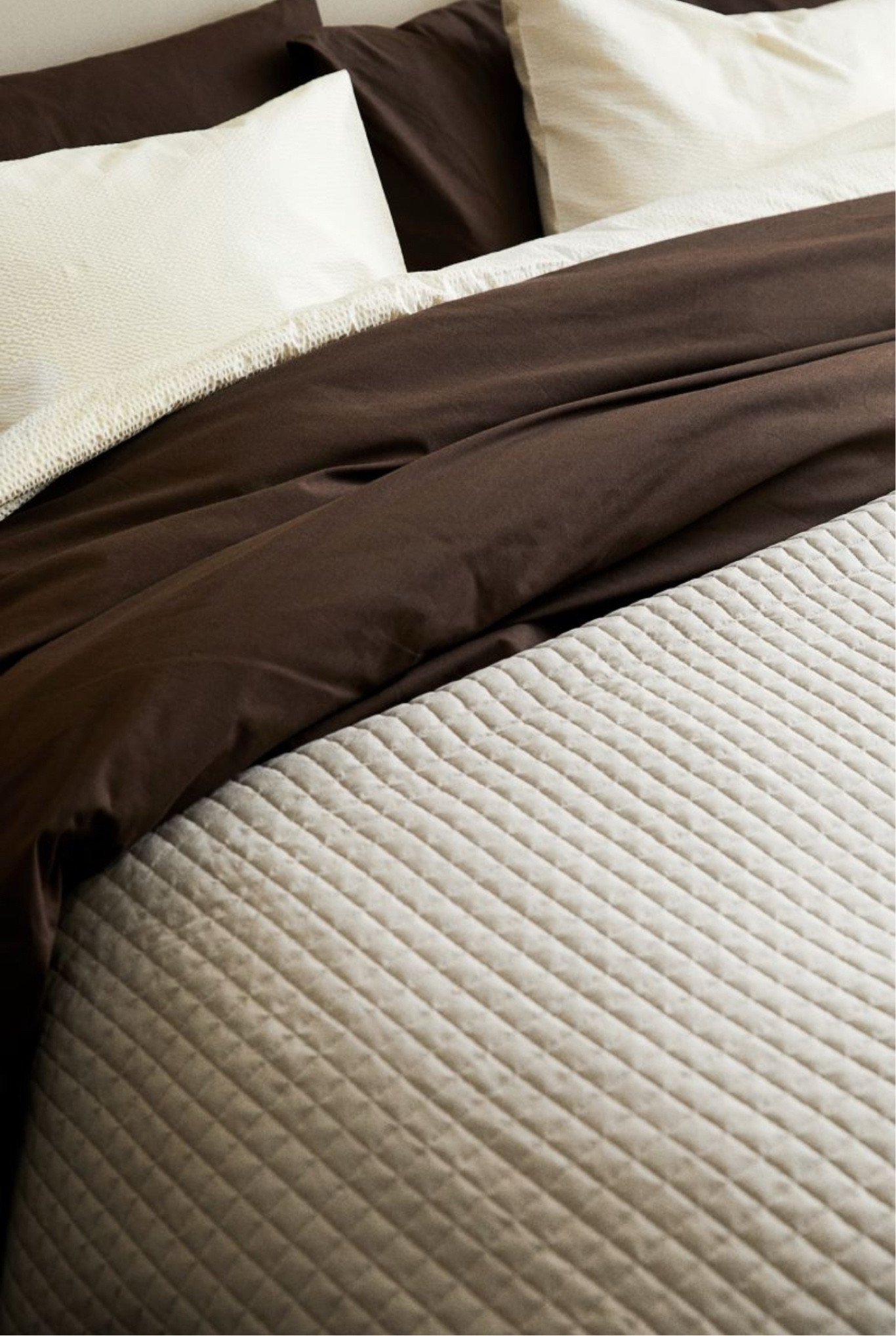 H&M Home is popping off with their new spring collection! This beautiful duvet & quilt bedding is perfect for a clean chic home esthetic! #home #homedecor #bed #dreambed #minimalistic 

#LTKFindsUnder100 #LTKHome #LTKStyleTip