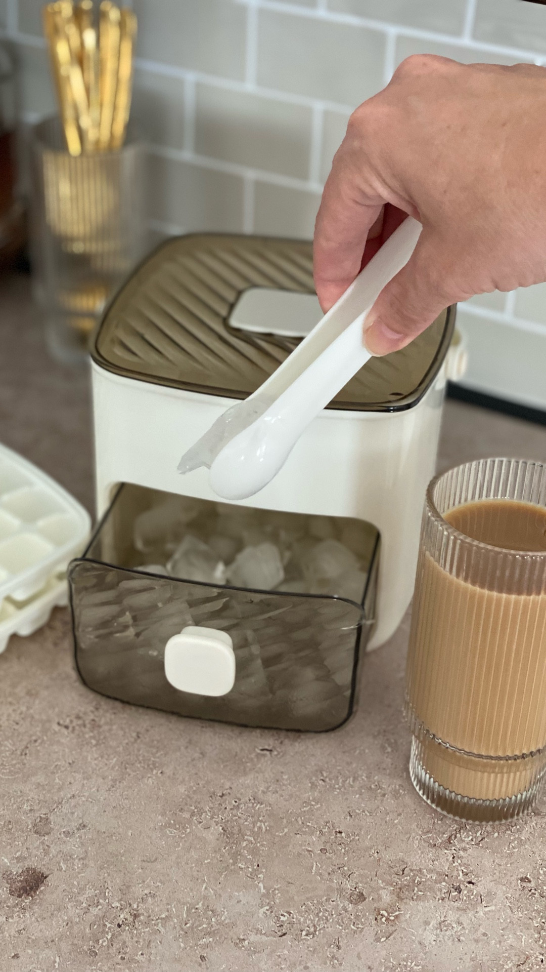 Eine Kühlbox mit integrieren Icecube-Fach. Alles per Knopfdruck

#LTKdeutschland #LTKsummer #LTKhome