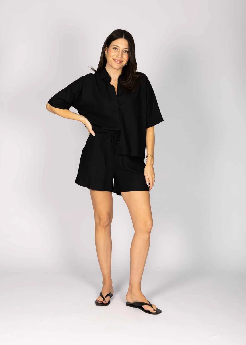 BOXY LINEN SHORTS - BLACK | WAT The Brand