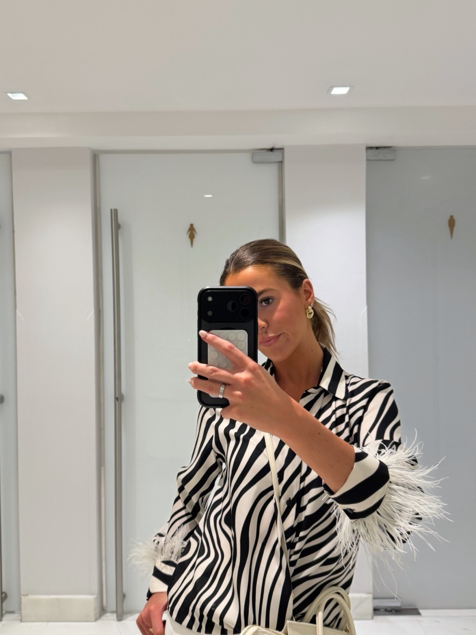 ZARA feather animal shirt🦓
Zara code: 3222/195/093

#LTKootd #LTKgrwm