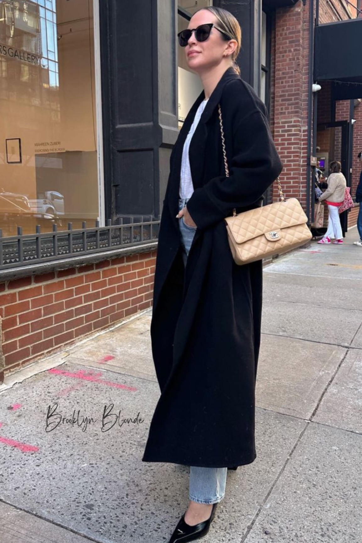 @bashparis black coat, @agolde lana jeans, @colorinoptics sunnies 🖤 

simple outfit l classic outfit l long coat outfit l pumps outfit 