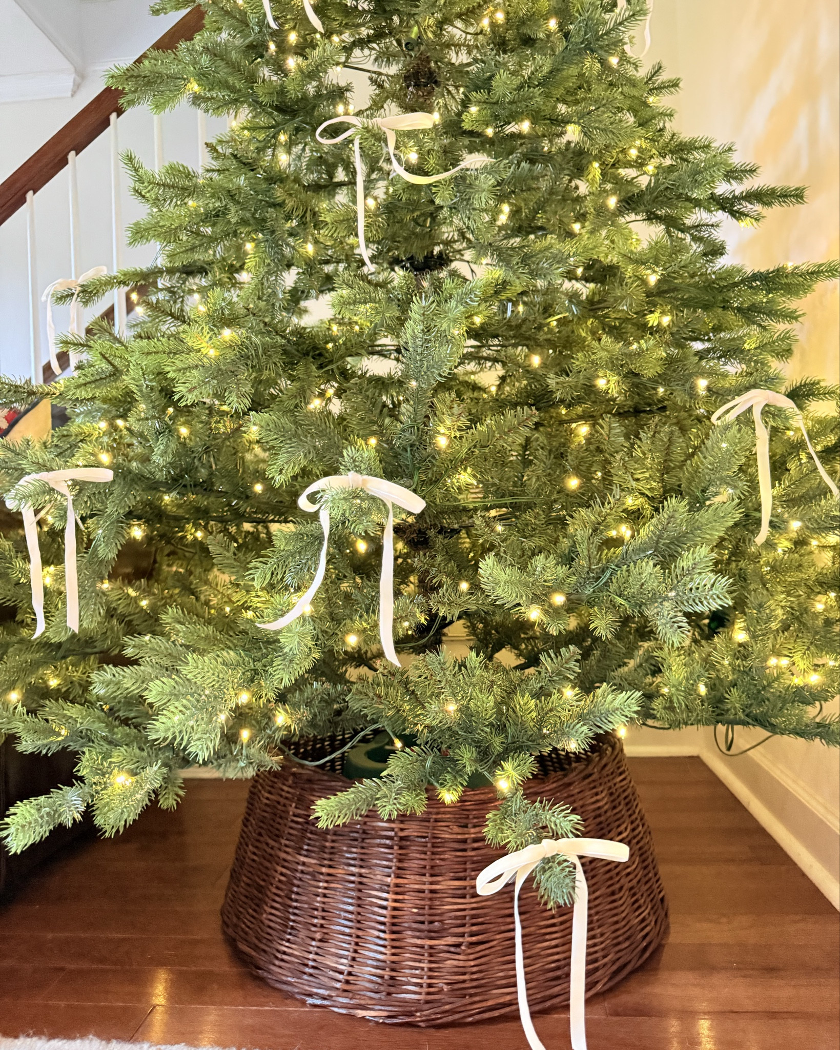 Christmas home decor . Senjie velvet bows. Traditional Christmas decor . Traditional Christmas tree. 

#ltk #ltkfinds 

#LTKFindsUnder50 #LTKSeasonal #LTKHome