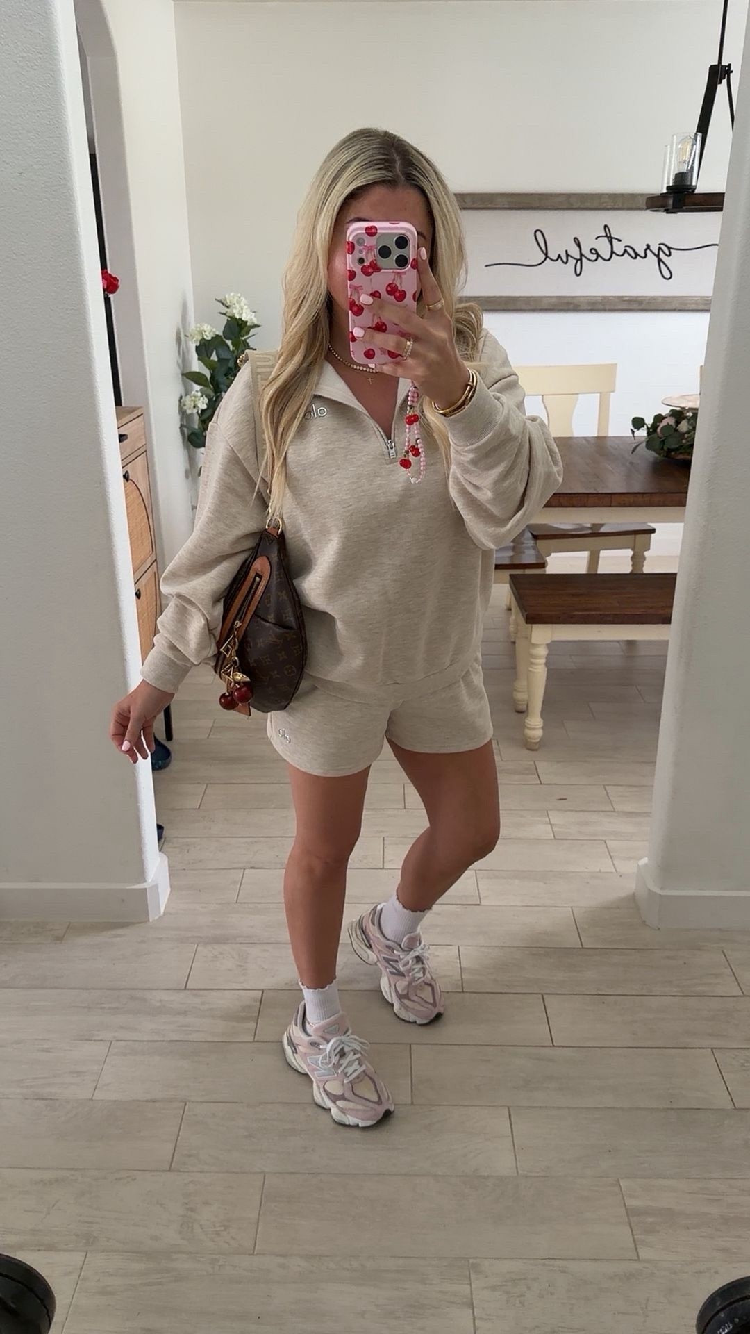 New Alo oatmeal set
Size small
New balance sneakers tts

#LTKootd