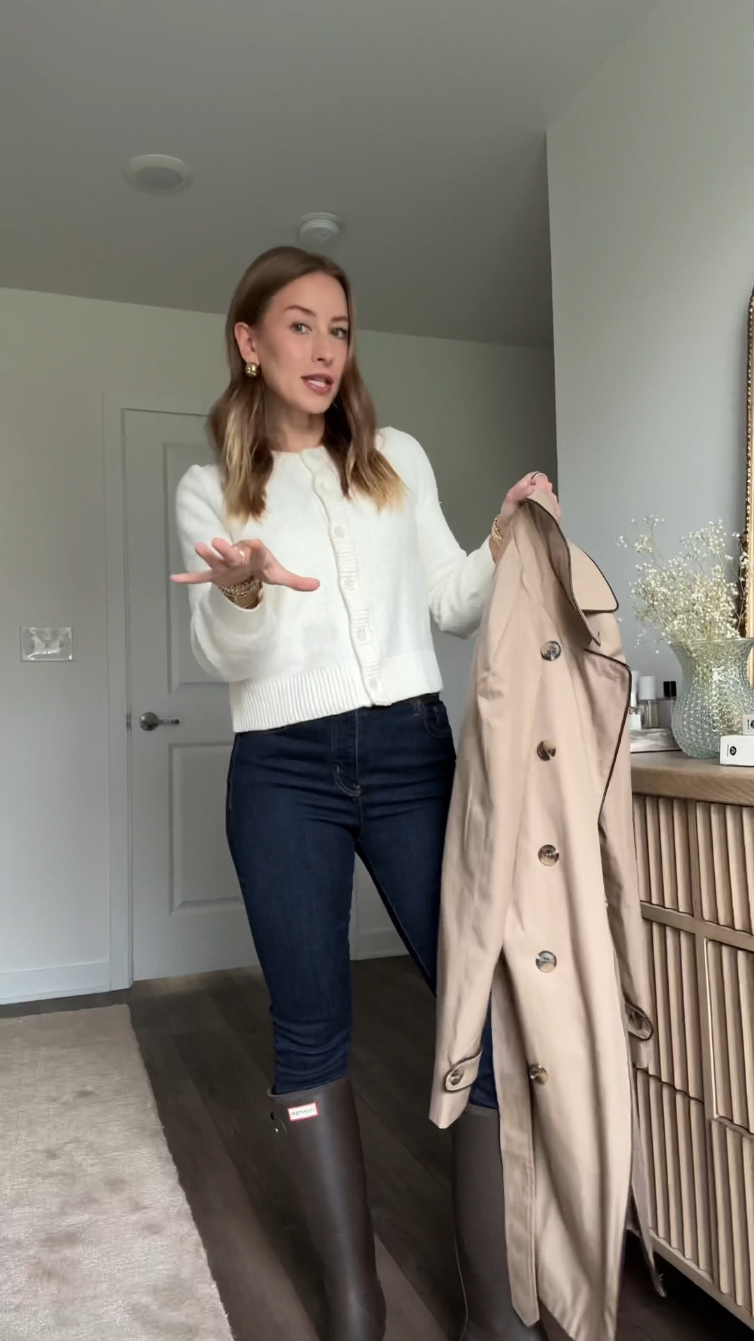 10/15/25 Cozy & casual rainy day uniform ☁️ Styling my brown Hunter boots with dark wash Frame skinny jeans, an Abercrombie cardigan, and a classic trench coat for the perfect fall layers. Finished off with my go-to Amazon oval glasses for that cozy, effortless vibe.



#LTKStyleTip #LTKShoeCrush #LTKSeasonal