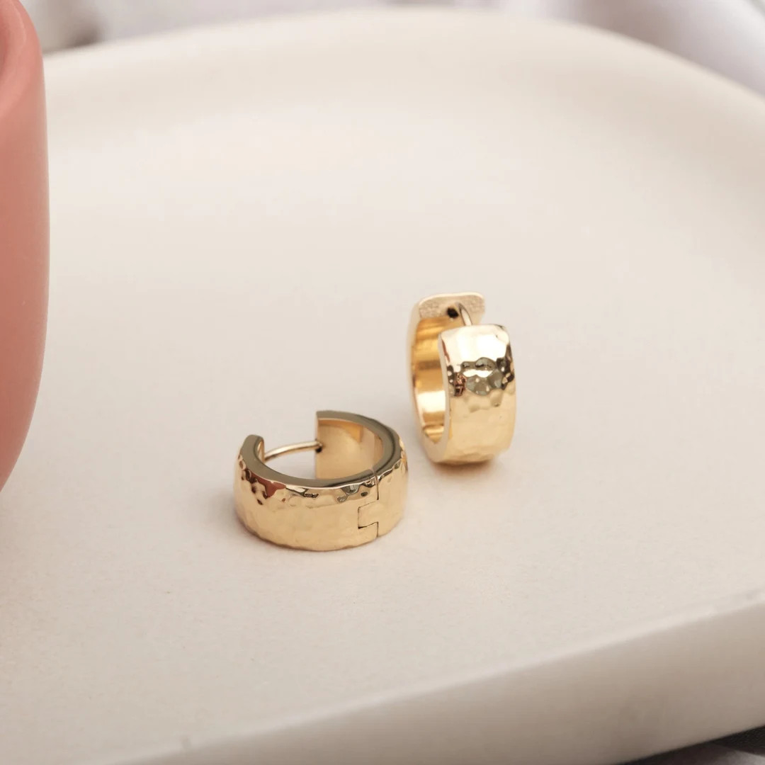 18K Gold Hammered Chunky Hoop Earrings Gold Hammered Huggies - Etsy | Etsy (US)