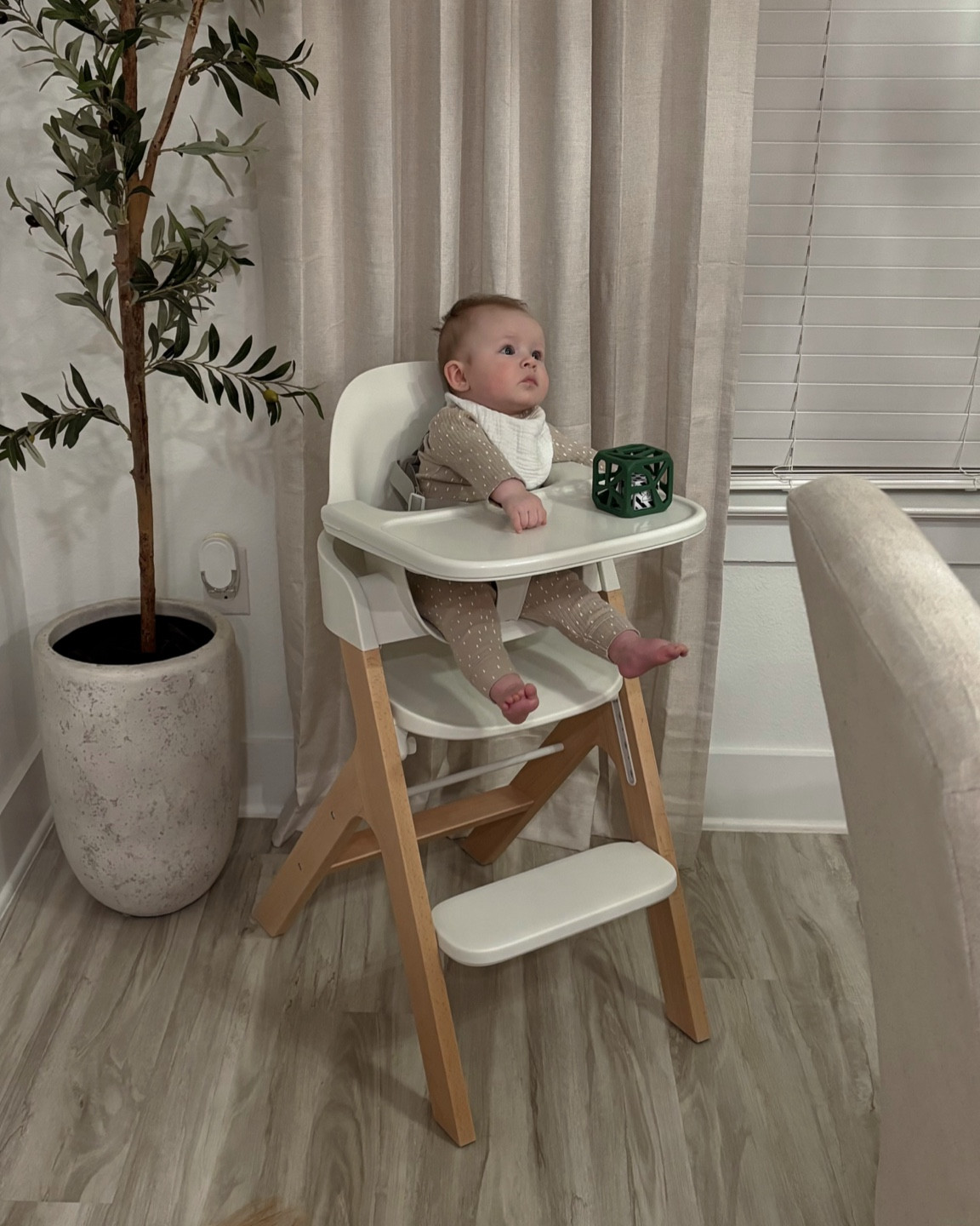 Such a beautiful simple and modern high chair 😍 I’m obsessed!