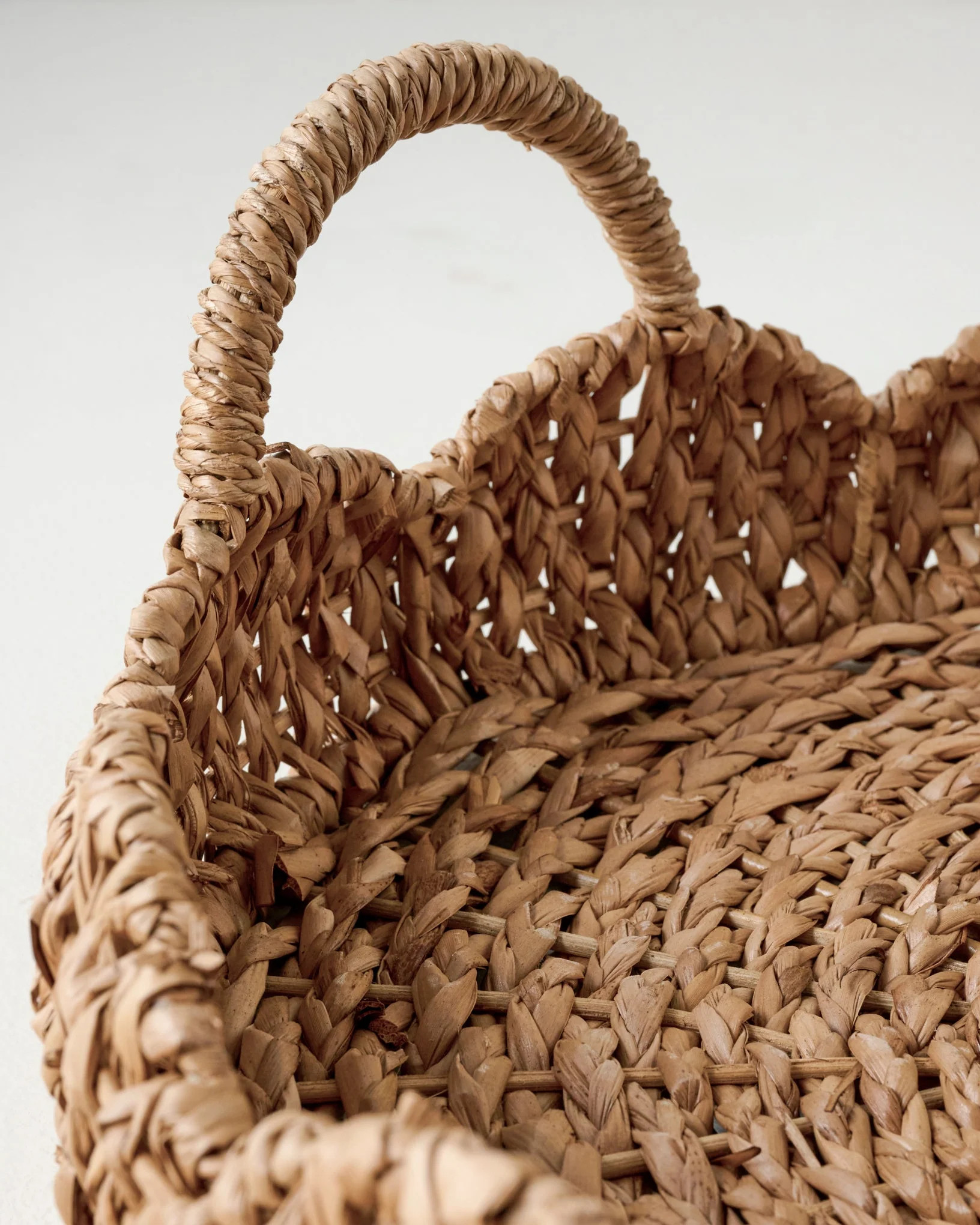 Solene Woven Scalloped Tray | Magnolia