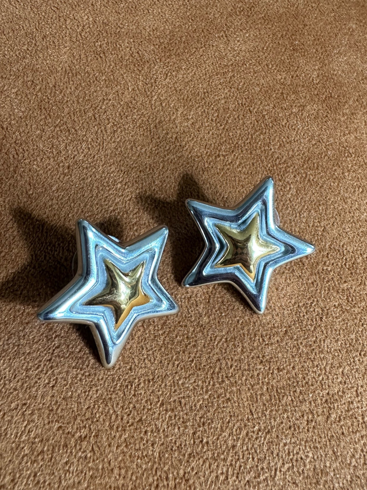 Two tone metal star earrings - lightweight and fun!