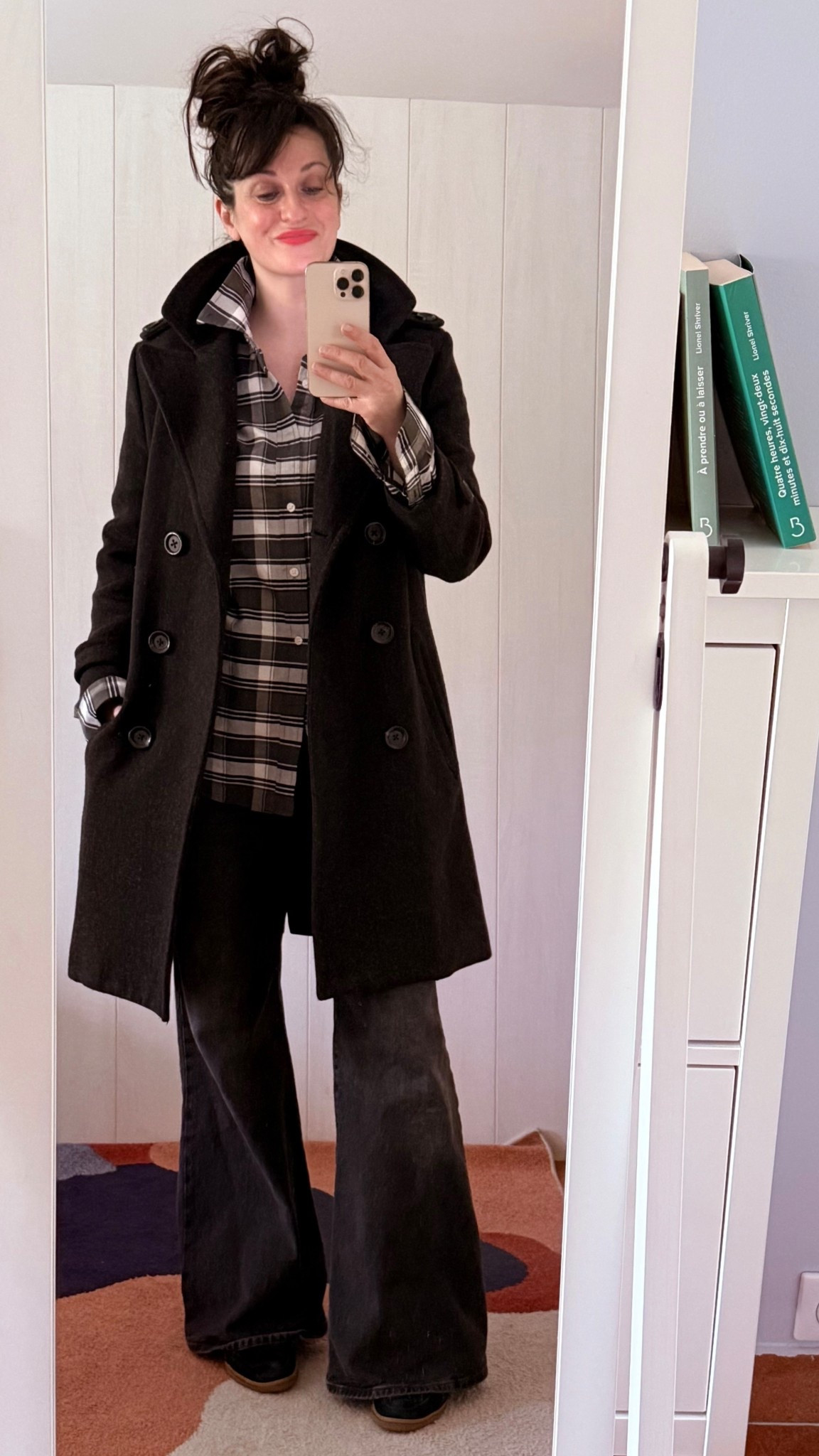 . Caban #emersonfry (similaire en lien)
. Chemise à carreaux #le31simons (similaire en lien)
. Jean flare #levis (en lien) 
. Baskets noires #sandro (similaires en lien)
. Rouge à lèvres corail #esteelauder (en lien)

#LTKwinter #LTKfrance #LTKeurope