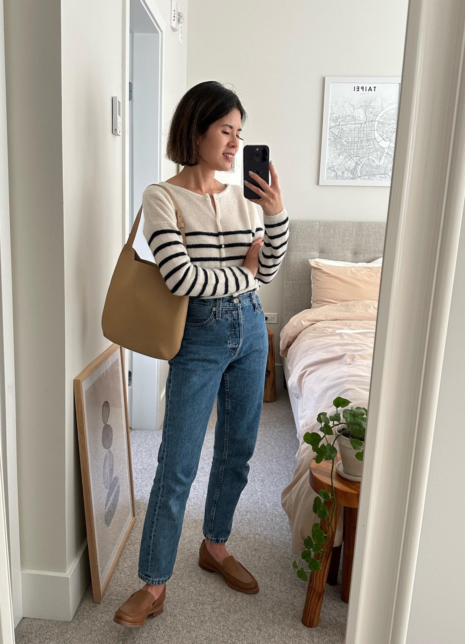 Sweater: Sezane Gaspard Cardigan. Runs large. I’m in xs, my regular size and it’s roomy 
Jeans: Everlane tts
Shoes: Everlane tts
Bag: Everlane Cactus hobo

#LTKitbag