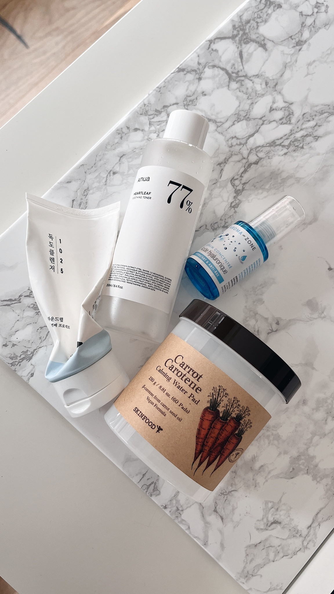 Latest empties 🩵

Excepté le sérum à l’acide hyaluronique Aromazone que je n’ai pas aimé du tout - il filait sous le maquillage, un enfer… J’ai adoré les trois autres produits !!

Je les ai utilisé tous les trois chaque matin depuis plusieurs semaines et je les aime d’amour ✌🏻

Le nettoyant Dokdo de Round Lab est idéal si vous avez la peau sèche et sensible. Il possède une texture crème douce, qui nettoie en profondeur sans assécher. Le tonique Anua permet de réhydrater la peau après le nettoyage et surtout aider à restaurer le pH. Étape très importante pour assurer l’efficacité du reste de la routine !

Enfin les toner pads de Skin Food à la carotte 🥕 Je les laissais au frigo et les utilisais quand j’avais envie de quelque chose de rapide ou au contraire, de m’offrir un petit masque apaisant et hydratant à tout moment de la journée. Les corons sont épais et se séparent facilement pour être réparti sur l’ensemble du visage. Je suis addict aux toner pads et ceux-ci font partis de mes favoris ❤️ c’était déjà mon deuxième pot et pas le dernier de la marque !! 

#LTKbeauty #LTKeurope #LTKunder50