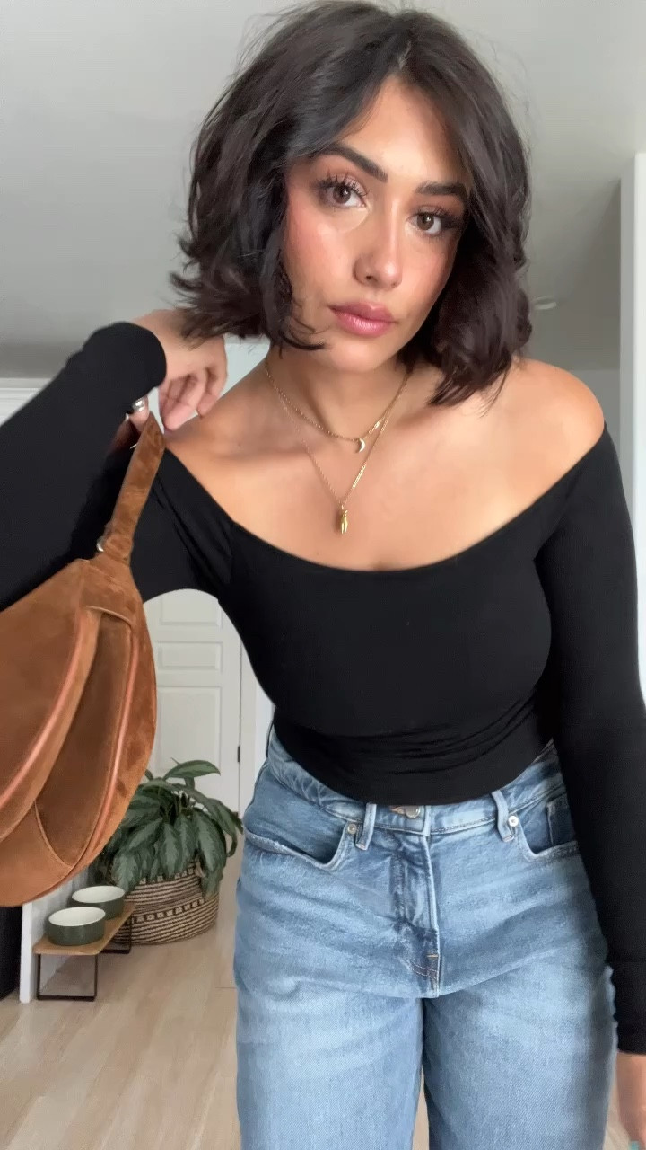 can’t get over this off the shoulder blacking sleeve top and my baggy good American jeans!!! wearing a size 29 in the jeans(i sized down because they are oversized) and a medium in the top! 