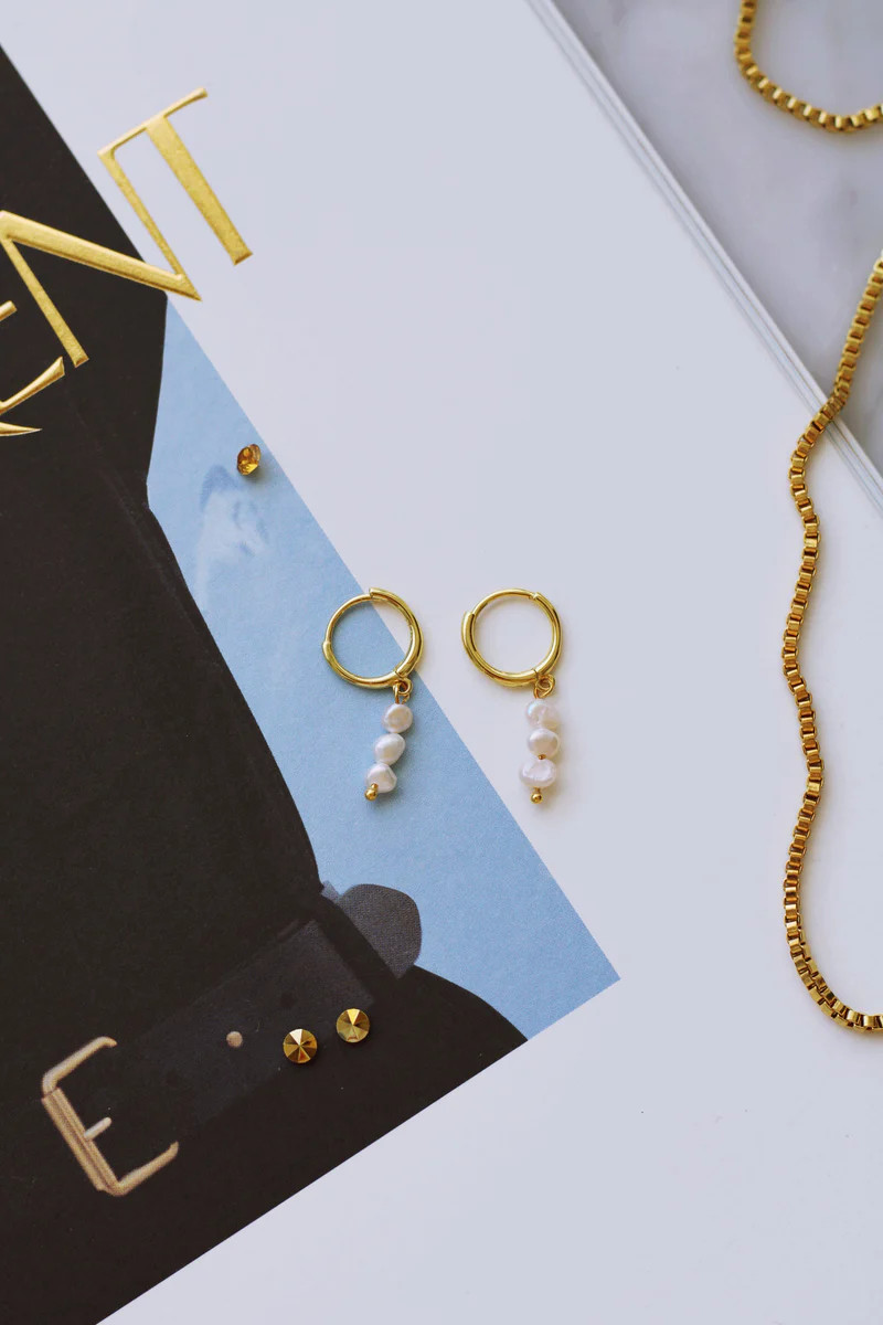 ELIZA GOLD & PEARL HUGGIE EARRINGS | raëliv