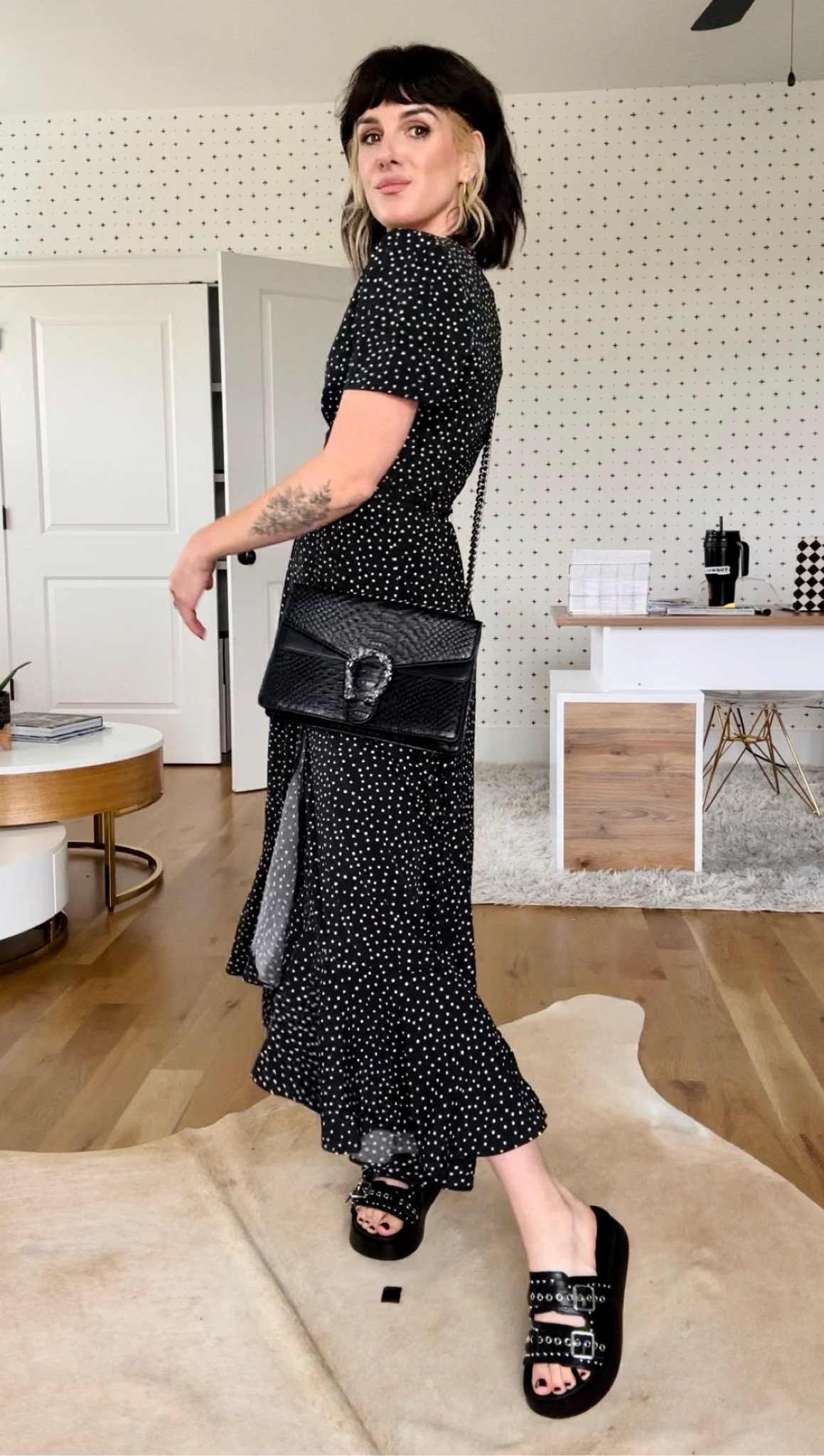 Feeling so chic in a timeless wrap dress. 🖤