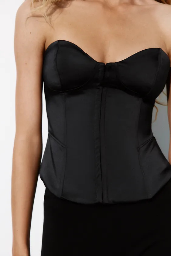 Gr\u00f6\u00dfe des Models: 178 cmTop aus satiniertem Stoff. Herzf\u00f6rmiger Ausschnitt und sch... | Zara DE