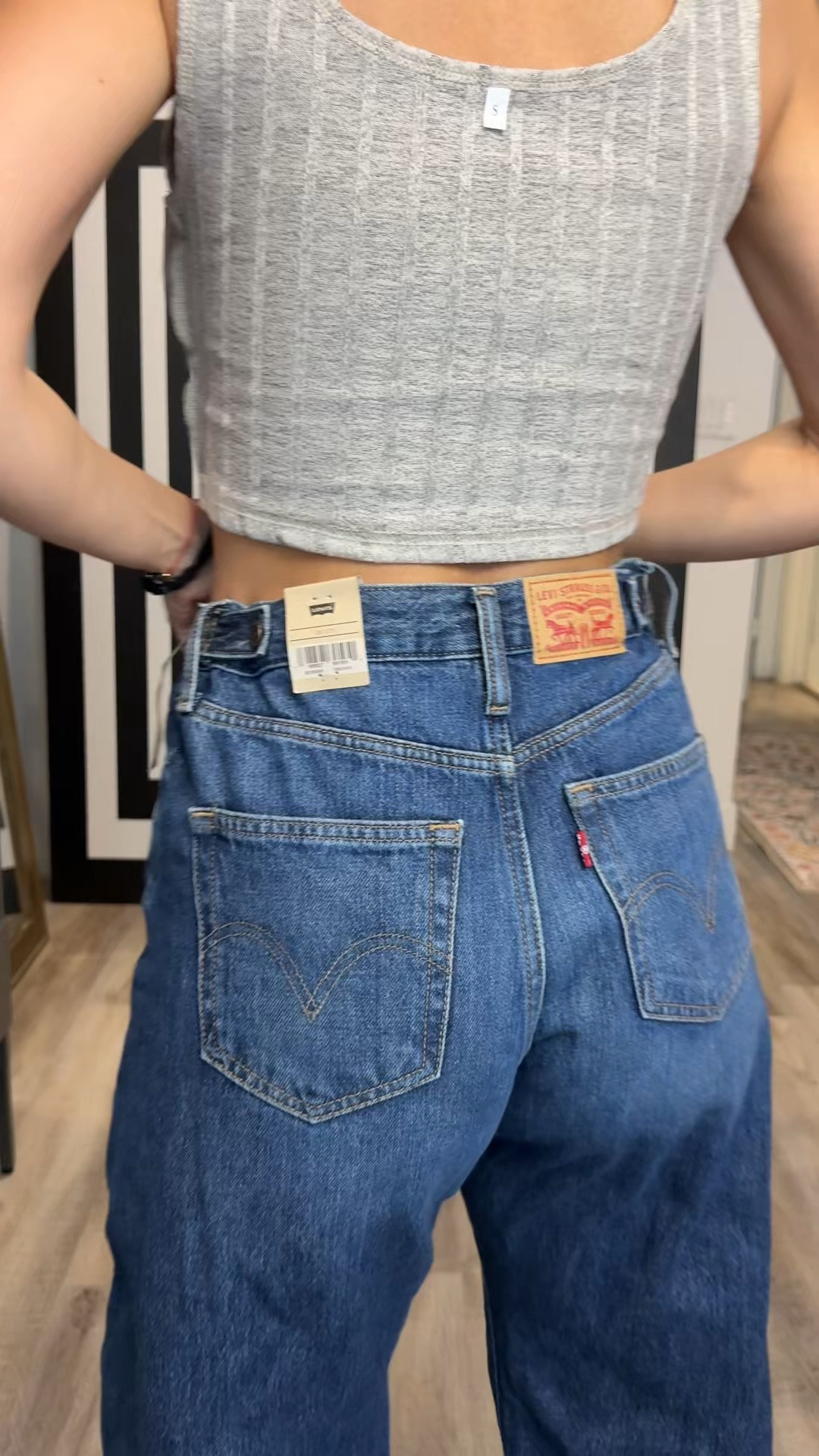 Me había comprado dos de estos Jeans y dije, bueno no necesito 2, me voy a quedar con los claritos que son los que más me gustaron pero dije bueno se lo vamos a mostrar a las chicas para que los vean porque la verdad es que ambos están ￼bonitos, y una vez que me los puse dije, 

“No sé porque voy a devolver estos pantalones que me quedan tan Mami Ruki”

Así que bueno, aquí se los enseño, y de paso les dejo las otras cosas que estoy usando con algunas sustituciones

Las Quiero besitos chau! ♥️