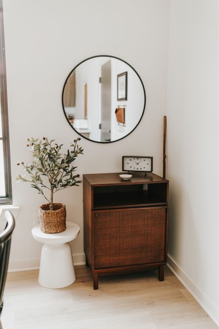Beautiful entranceway home decor you can’t miss!

#sidetable #circlemirror #targetessentials #modernhomedecor #airbnbhosf
 

#LTKSale #LTKhome