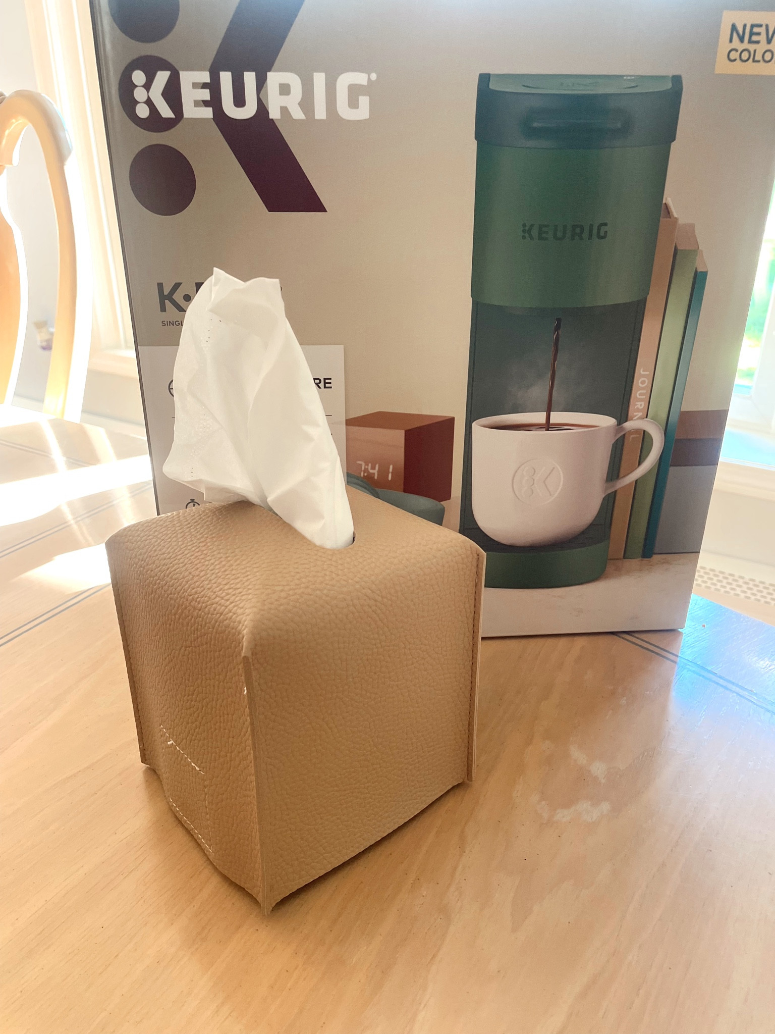 New office vibes 💚☕️

#coffee #coffeemaker #keurig #tissuebox #tissue #amazon #amazonfind #office #work #officedecor 

#LTKSeasonal #LTKHome #LTKFindsUnder100