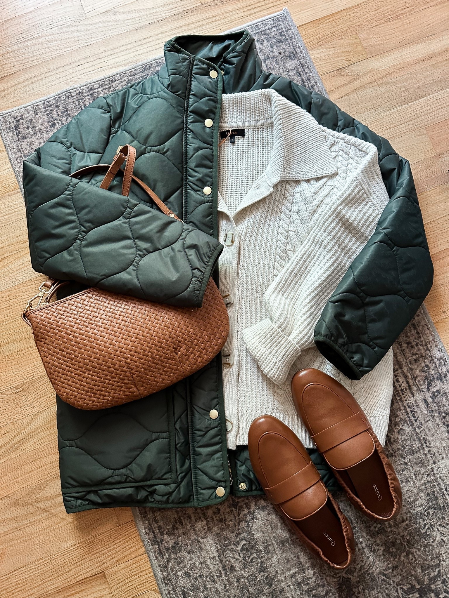 The details on these @onequince pieces have me swooning! The texture and colors are Fall perfection. 👌🏻 #quincepartner 
