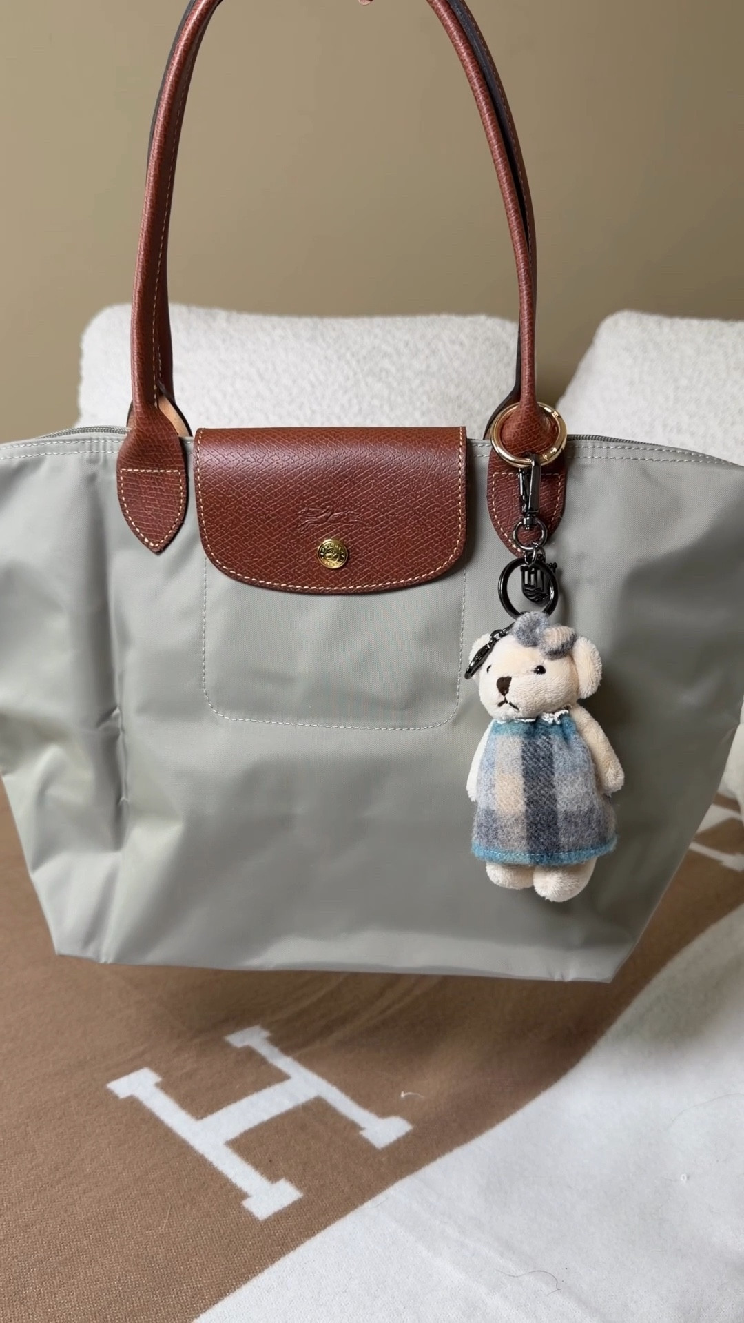 I may have multiple Longchamp Le Pliage totes but none in this color!
After getting a color analysis and leaning that I’m an autumn and should stick with warm colors I always avoided gray but this Longchamp tote in the color pebble was too cute to pass up 🩶
It is such a beautiful grey and the warm brown leather and gold hardware still tie it into my preferred warmer color pallet. 
I think my goal is to have at least one Longchamp bag in each color 😅
The bear charm is from Islander UK so I couldnt link it on this post 😭 but it’s on their website islanderuk.com
This is the medium Longchamp Le
Plane shoulder bag in their new color pebble


Comment GRAY below to receive a DM with the link to this post on my LTK ⬇ https://liketk.it/5YQHV 

#LTKSpringSale #LTKWorkwear #LTKootd